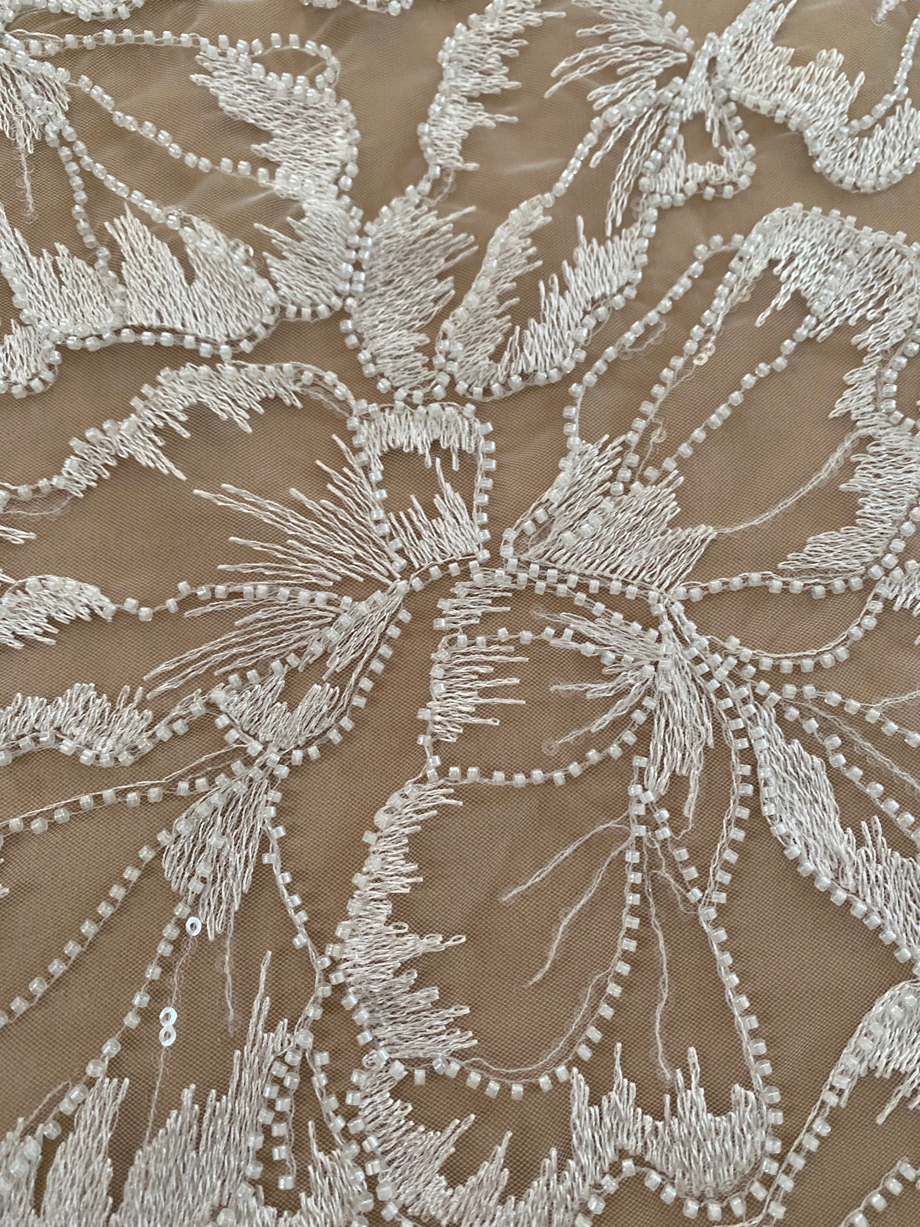 Dantela Couture Ivory virágmintás, gyöngyökkel és flitterekkel