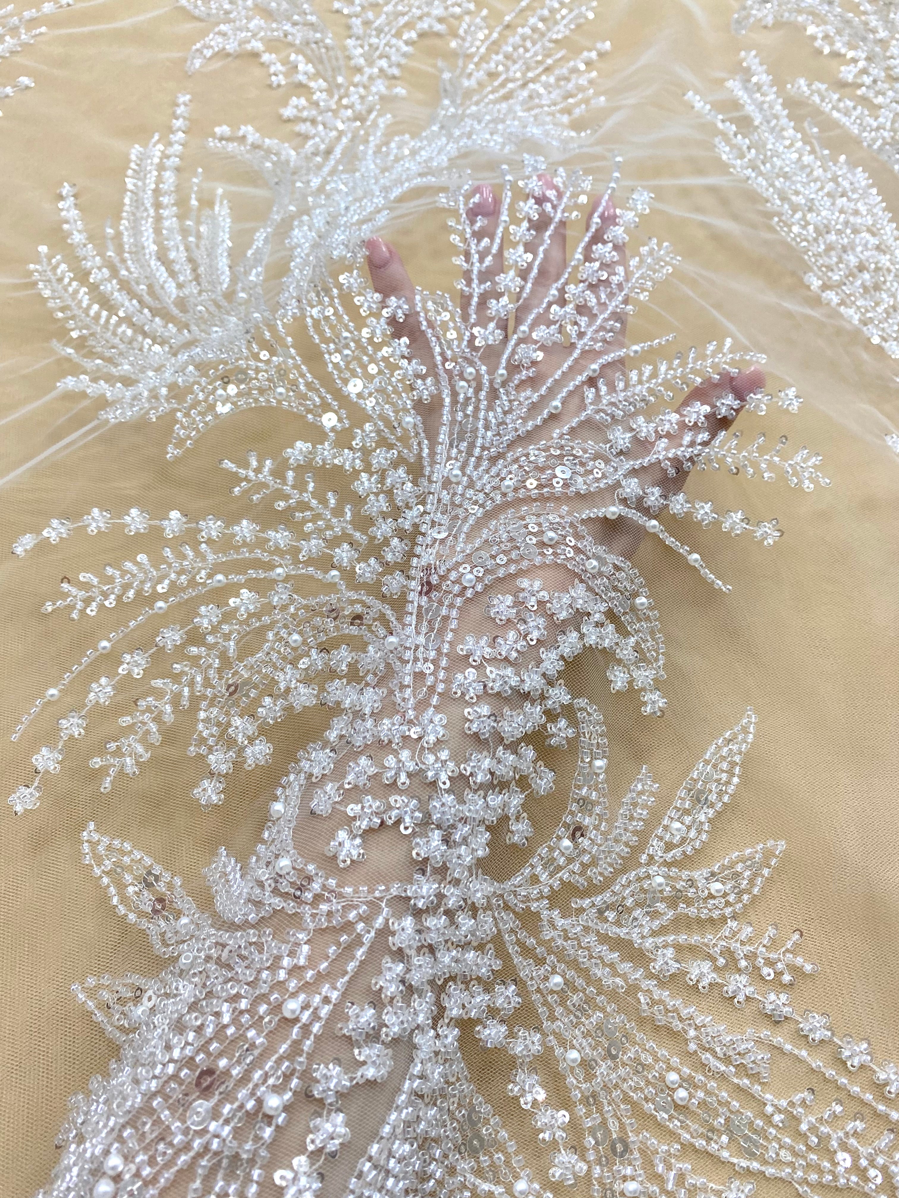 Dantela Couture Diamond ágakkal, gyöngyökkel, gyöngyöcskékkel és flitterekkel