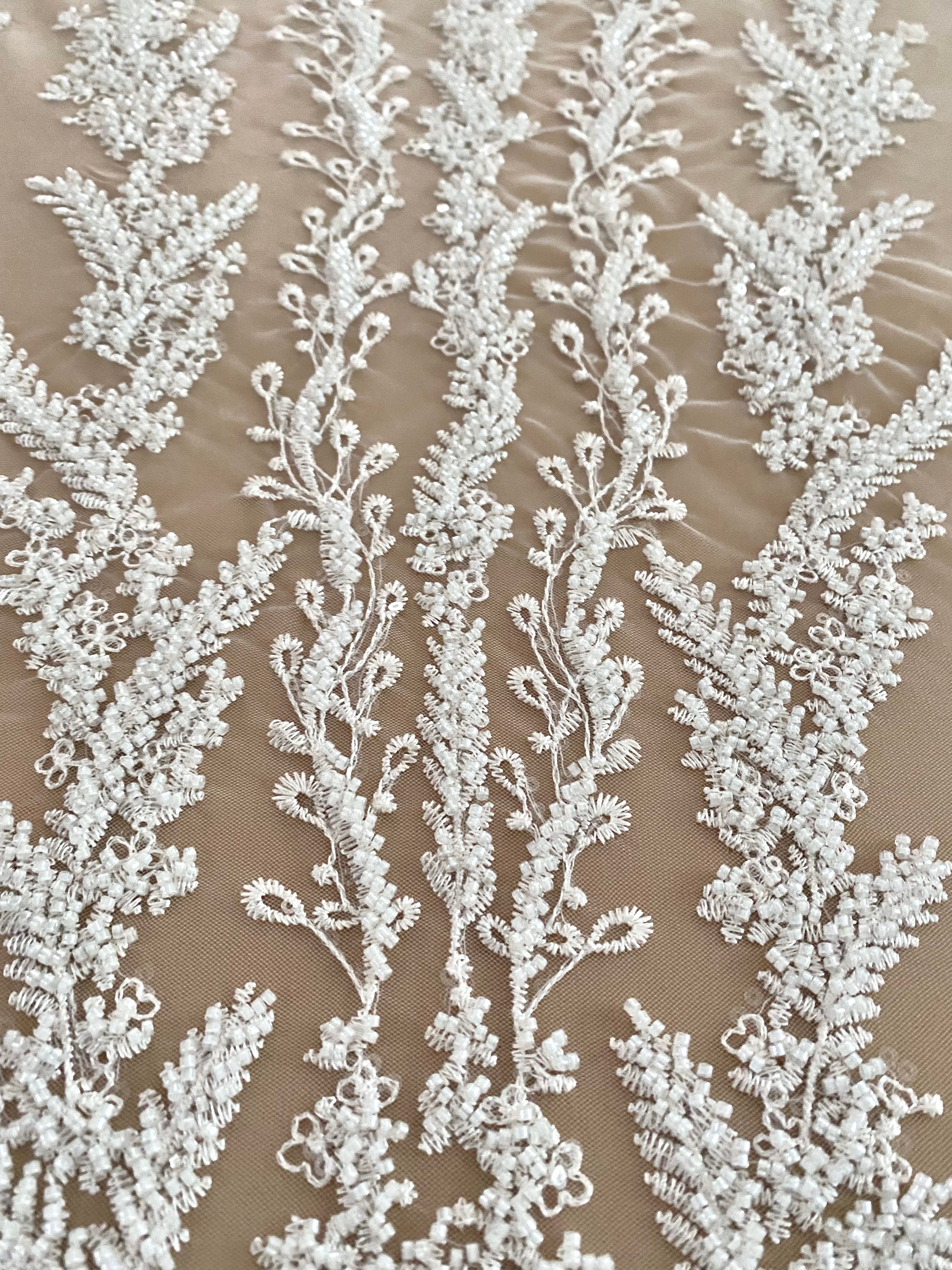 Dantela Couture Ivory geometriai mintával, gyöngyökkel és flitterekkel