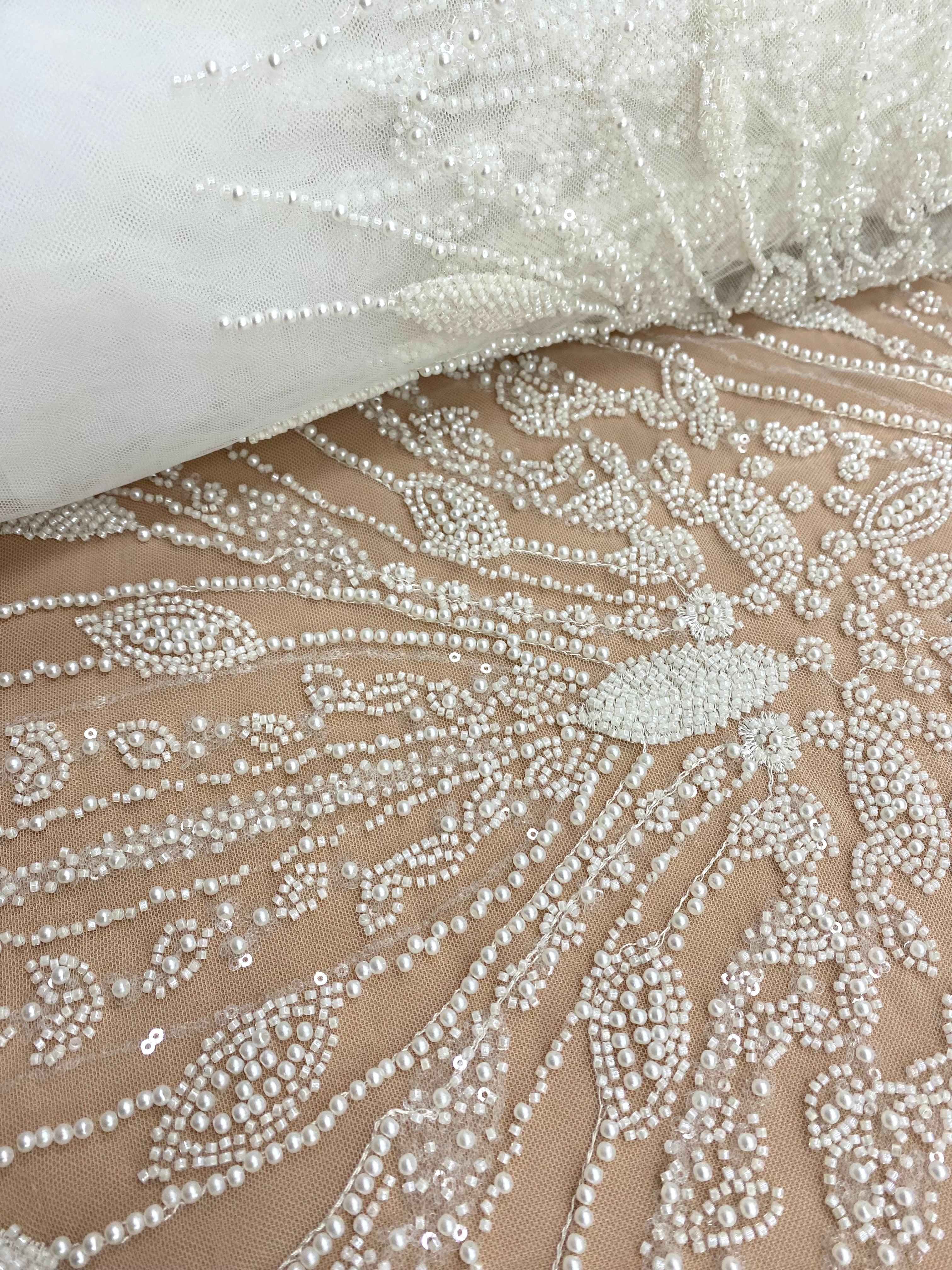 Csipke Couture Ivory geometrikus mintával, gyöngyökkel, díszgyöngyökkel és flitterekkel