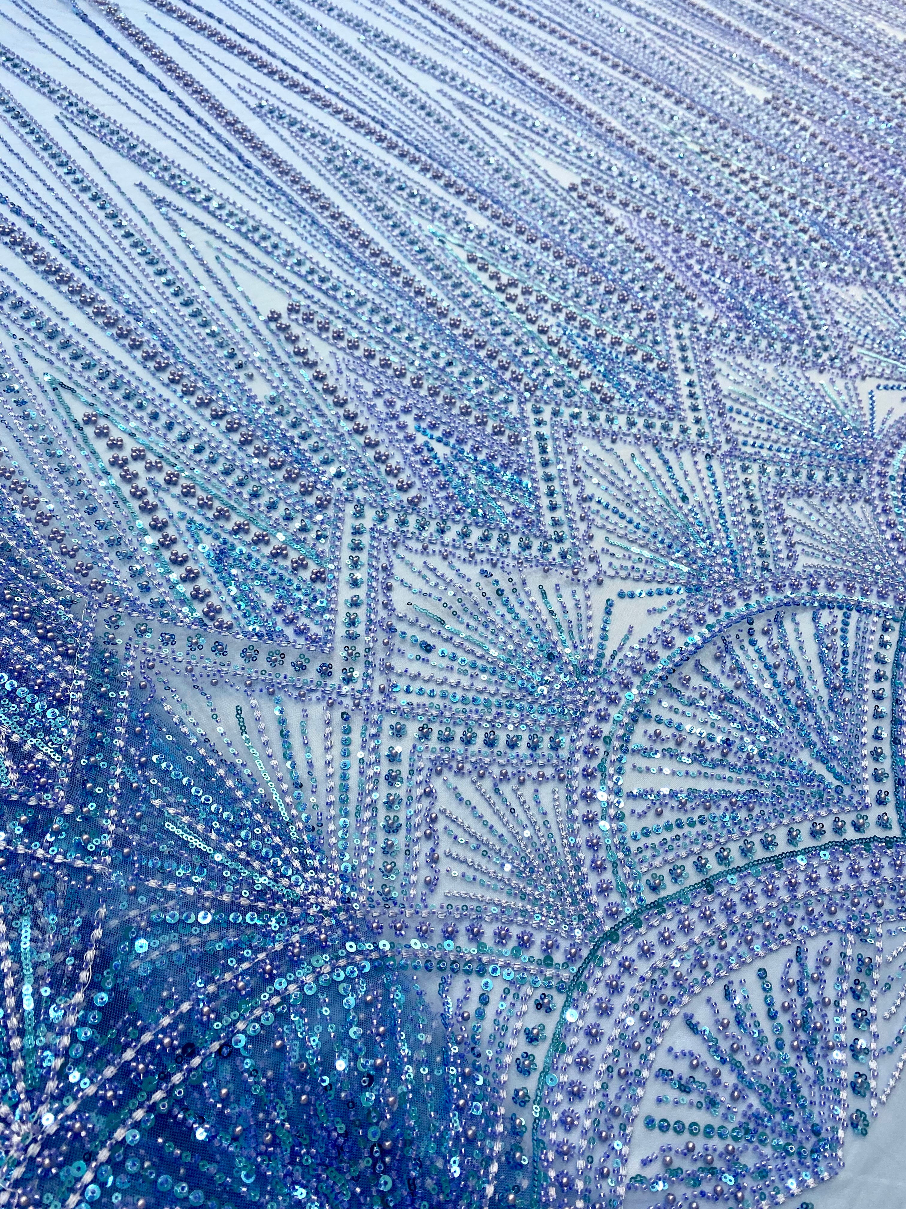 Dantela Couture Égkék Geometriai Mintával, Gyöngyökkel, Gyöngyöcskékkel és Flitterekkel