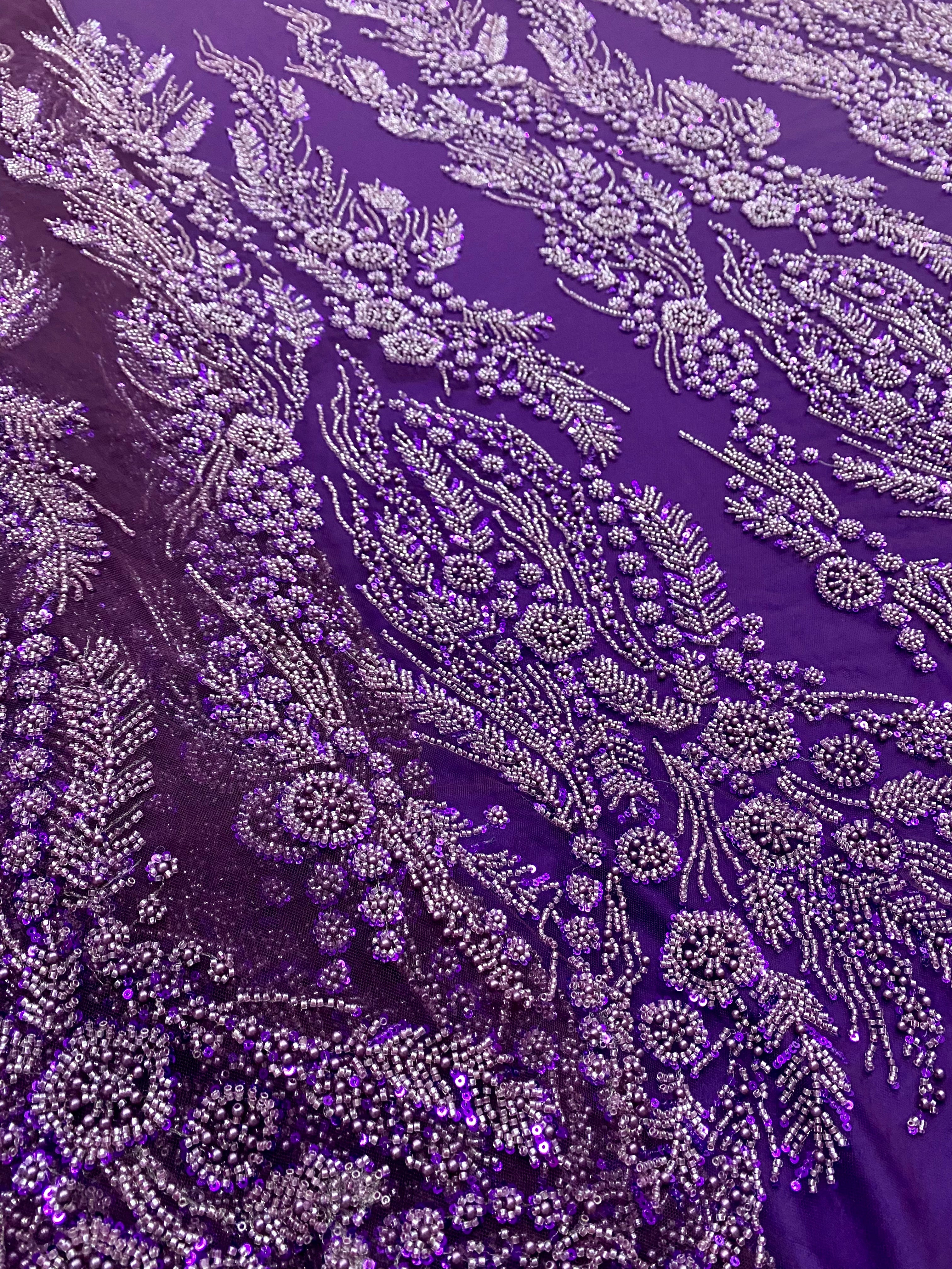 Sötétlila Couture csipke virágmintával, gyöngyökkel, gyöngyöcskékkel és flitterekkel
