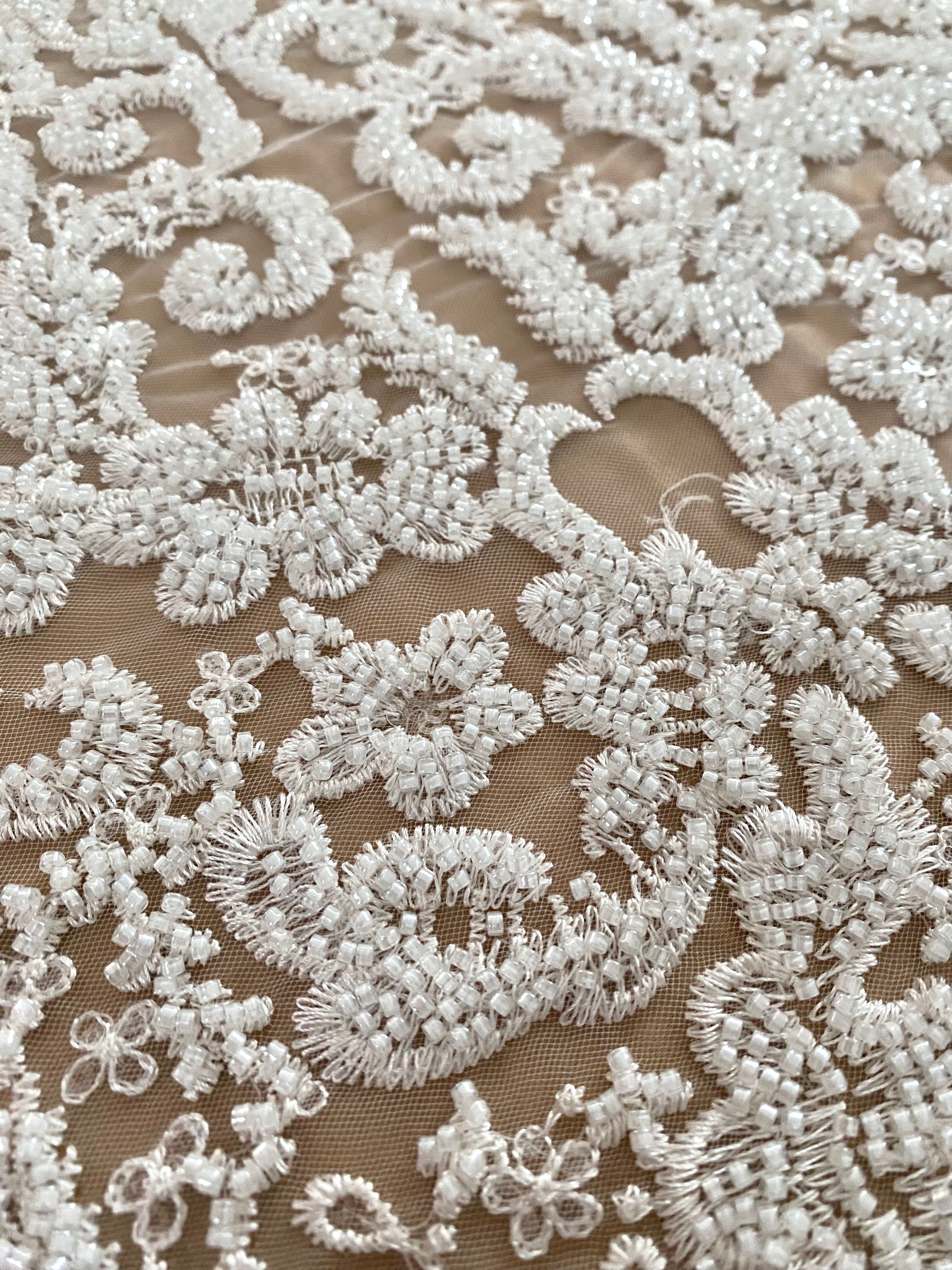 Dantela Couture Ivory geometriai mintával, gyöngyökkel és flitterekkel