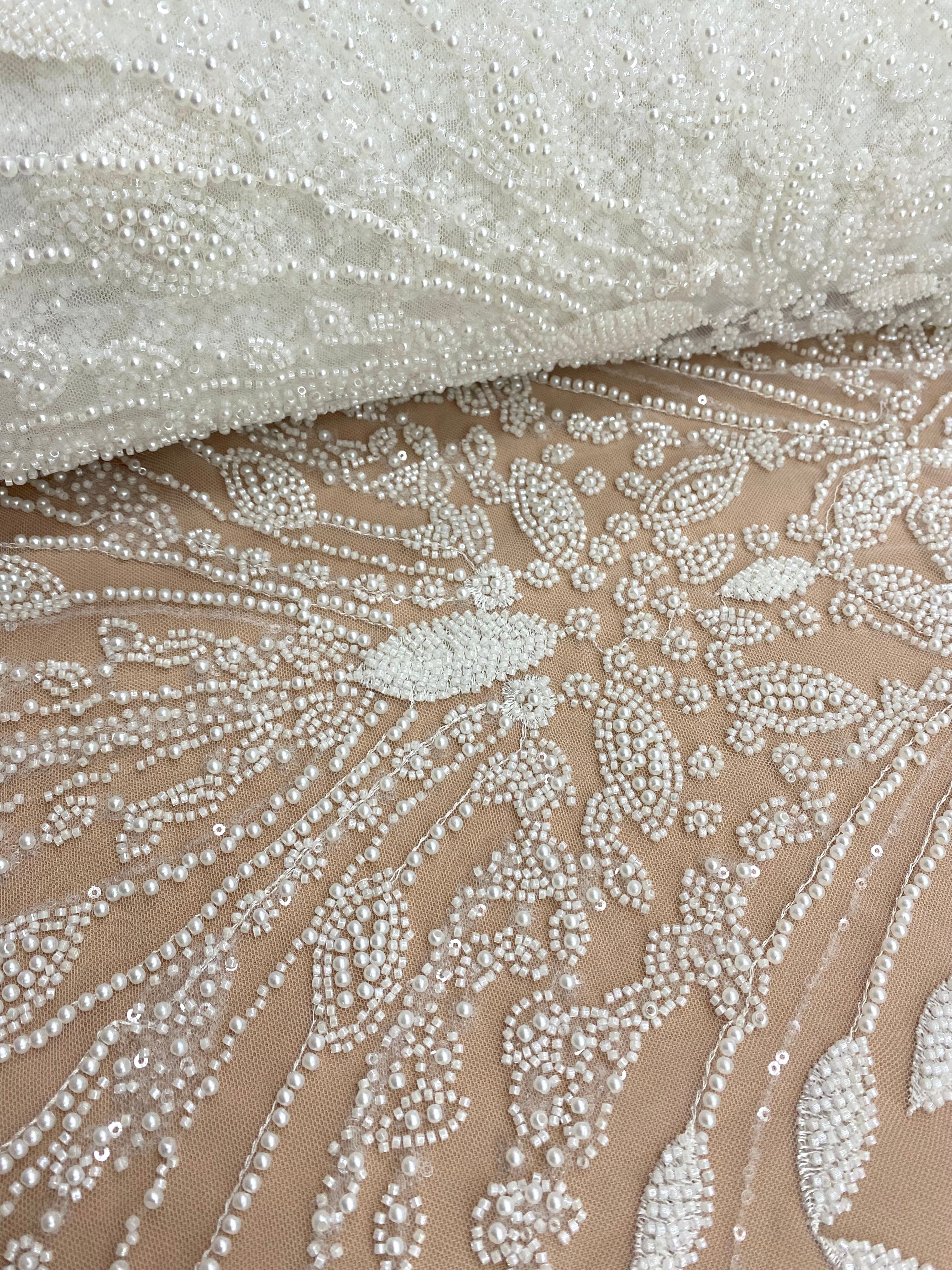 Csipke Couture Ivory geometrikus mintával, gyöngyökkel, díszgyöngyökkel és flitterekkel
