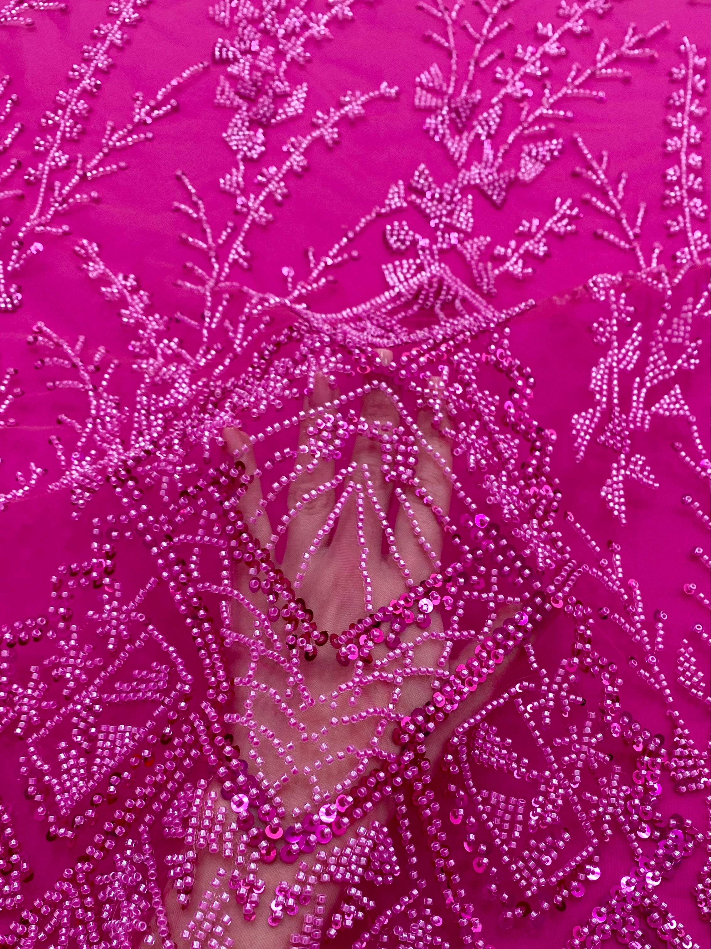 Dantela Couture Fucsia geometriai mintával, gyöngyökkel és flitterekkel