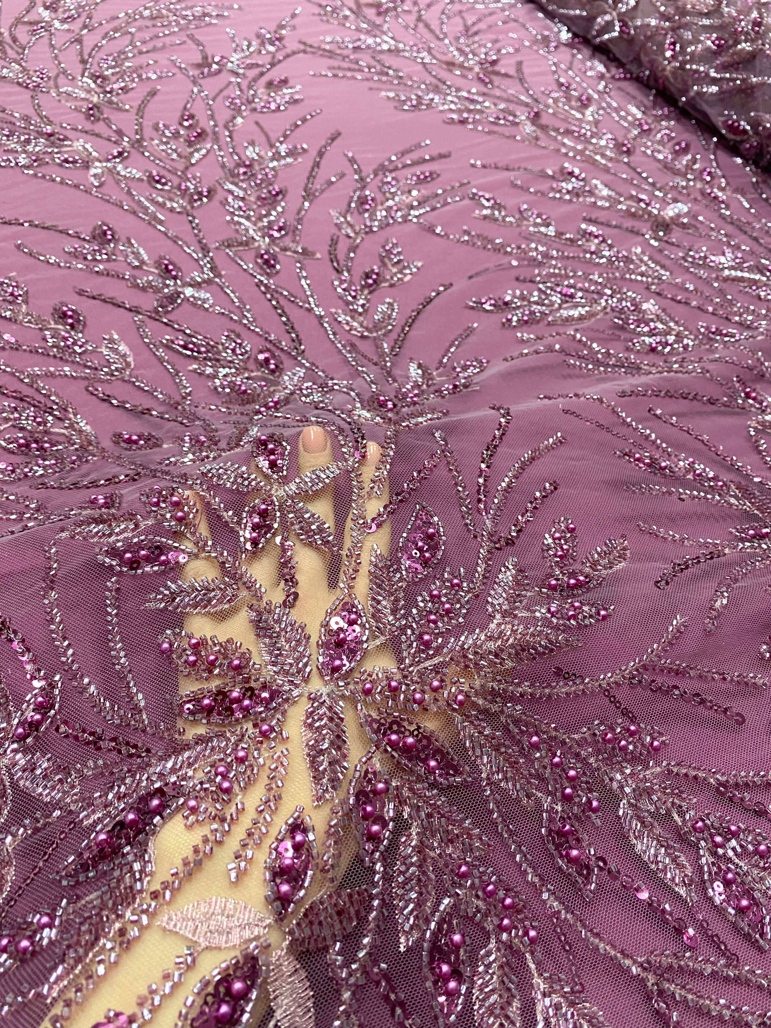 Dantela Couture Magenta virágmintával, gyöngyökkel, gyöngyöcskékkel és flitterekkel