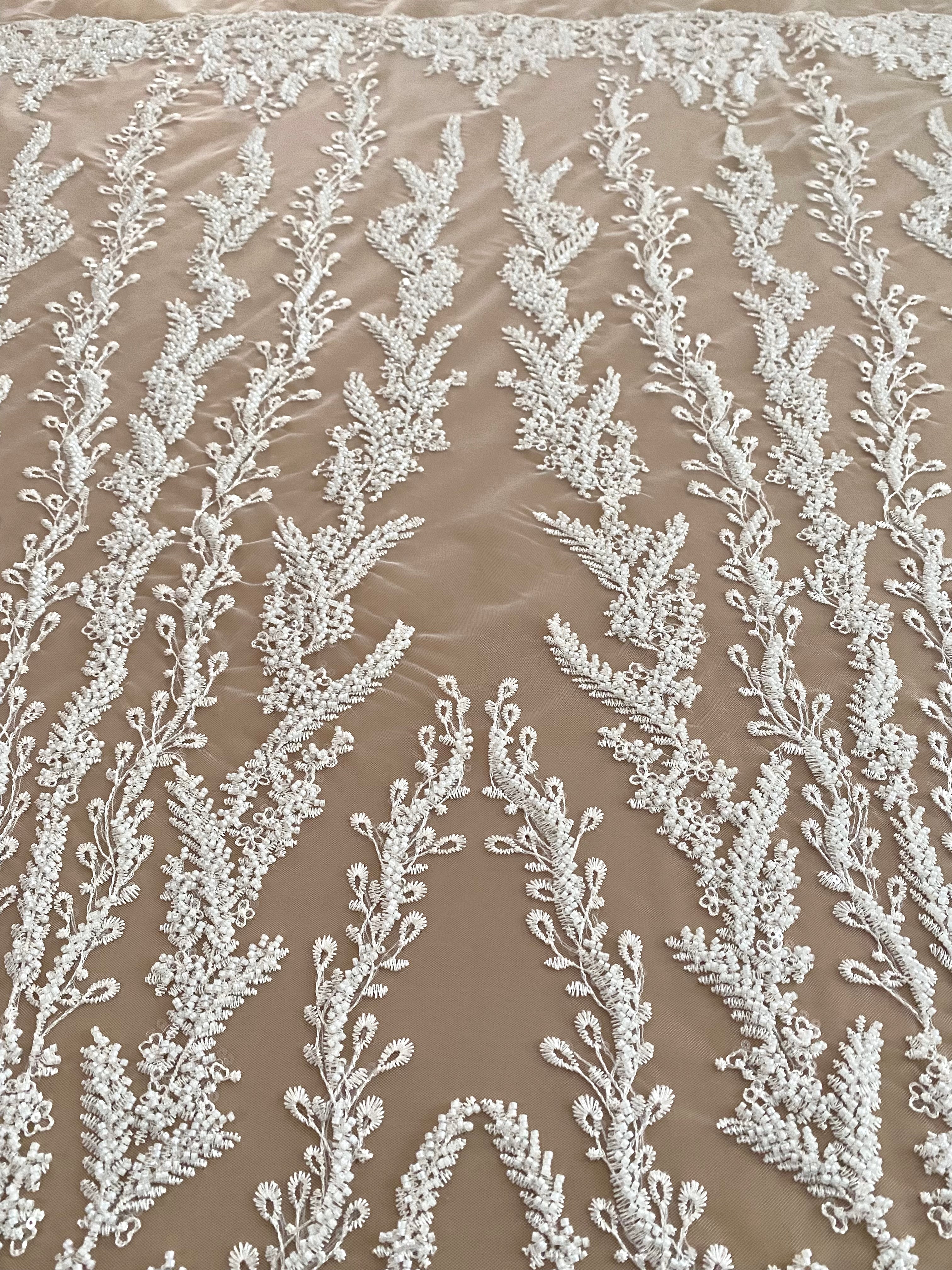 Dantela Couture Ivory geometriai mintával, gyöngyökkel és flitterekkel