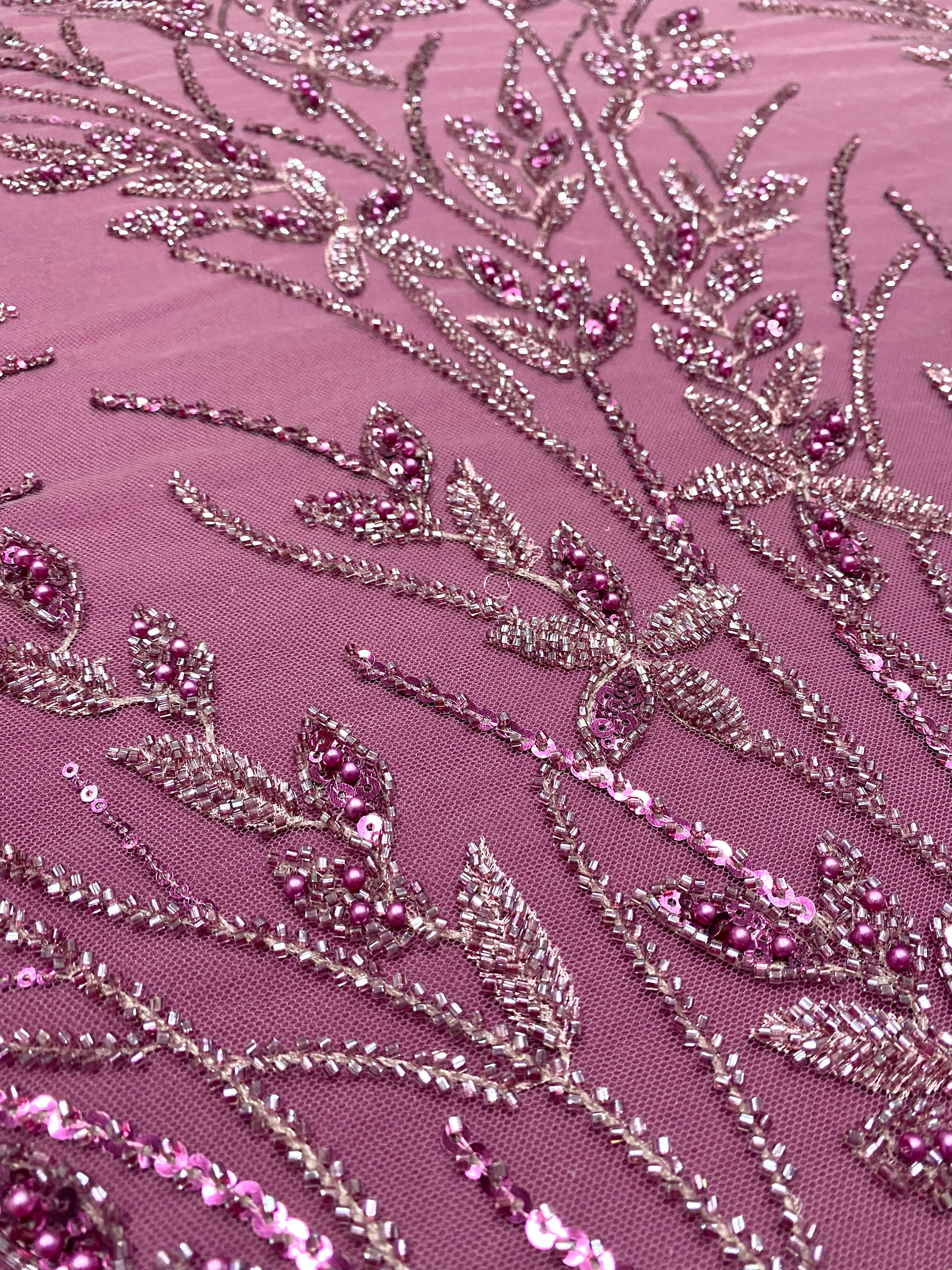 Dantela Couture Magenta virágmintával, gyöngyökkel, gyöngyöcskékkel és flitterekkel