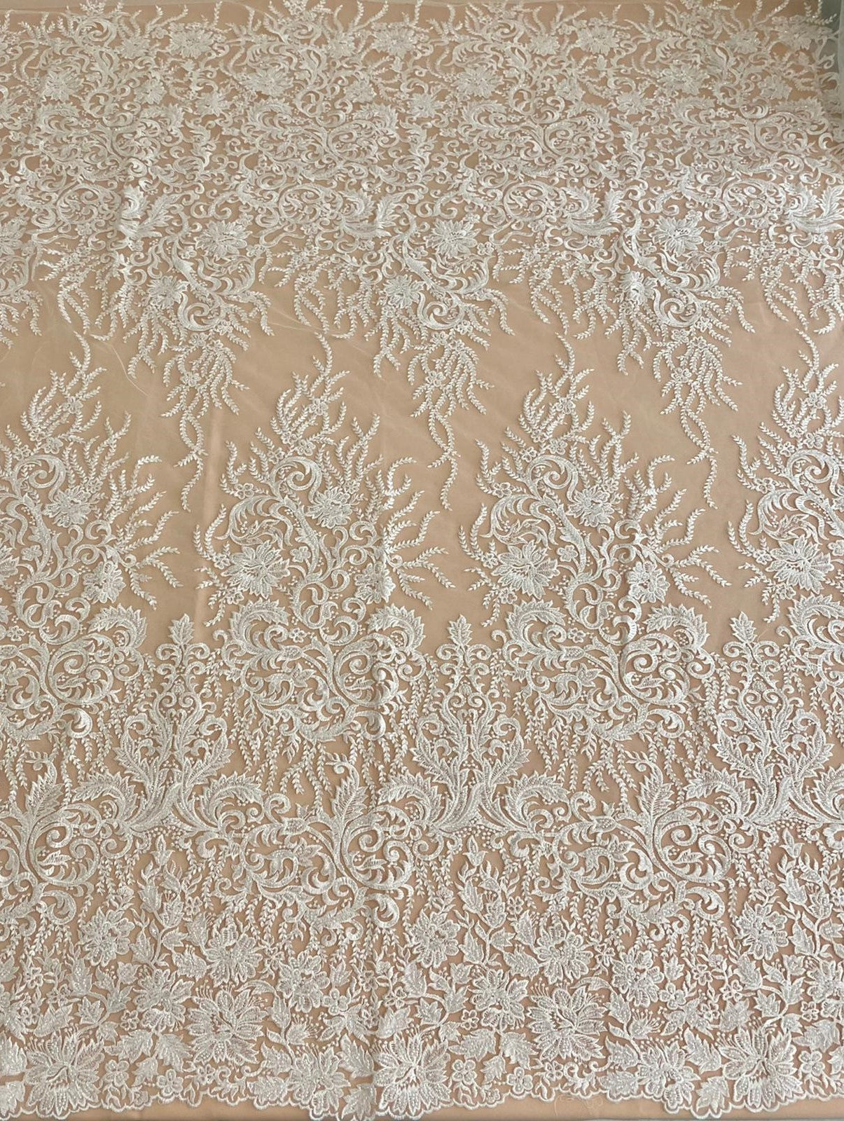 Dantela cu Model Floral, cu Margele si Paiete