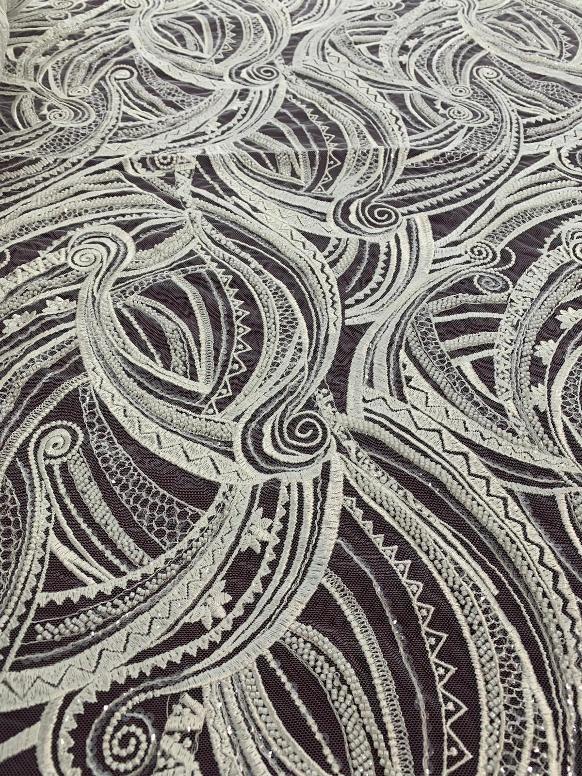 Dantela cu Model Geometric, cu Perle Sidefate si Paiete