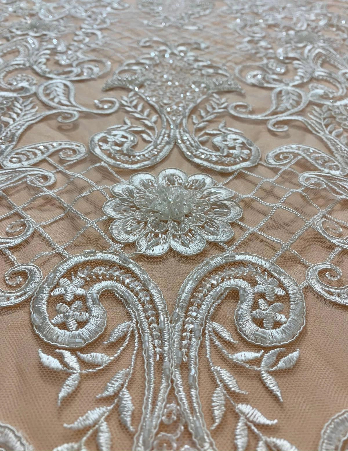 Dantela cu Model cu Gratar, Perle Sidefate si Paiete
