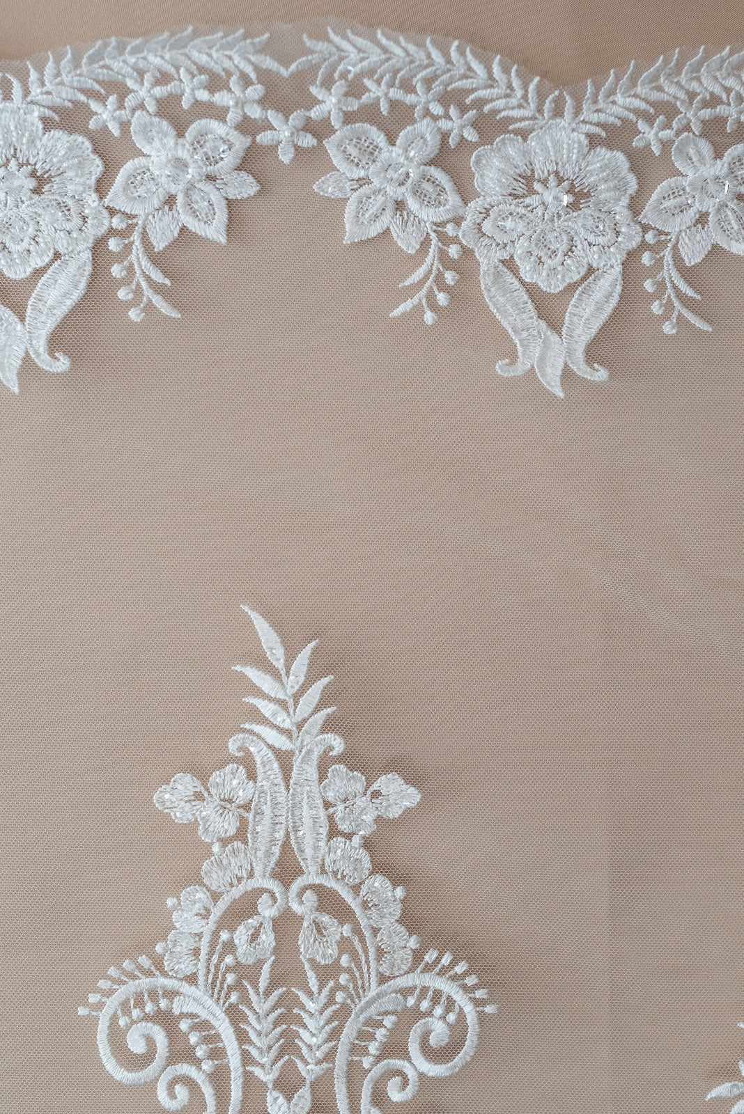 Dantela cu Model Floral, cu Cristale, Perle Sidefate si Paiete