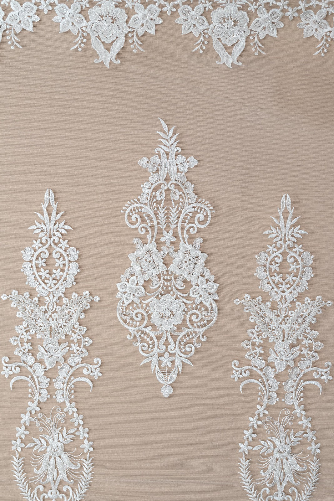 Dantela cu Model Floral, cu Cristale, Perle Sidefate si Paiete