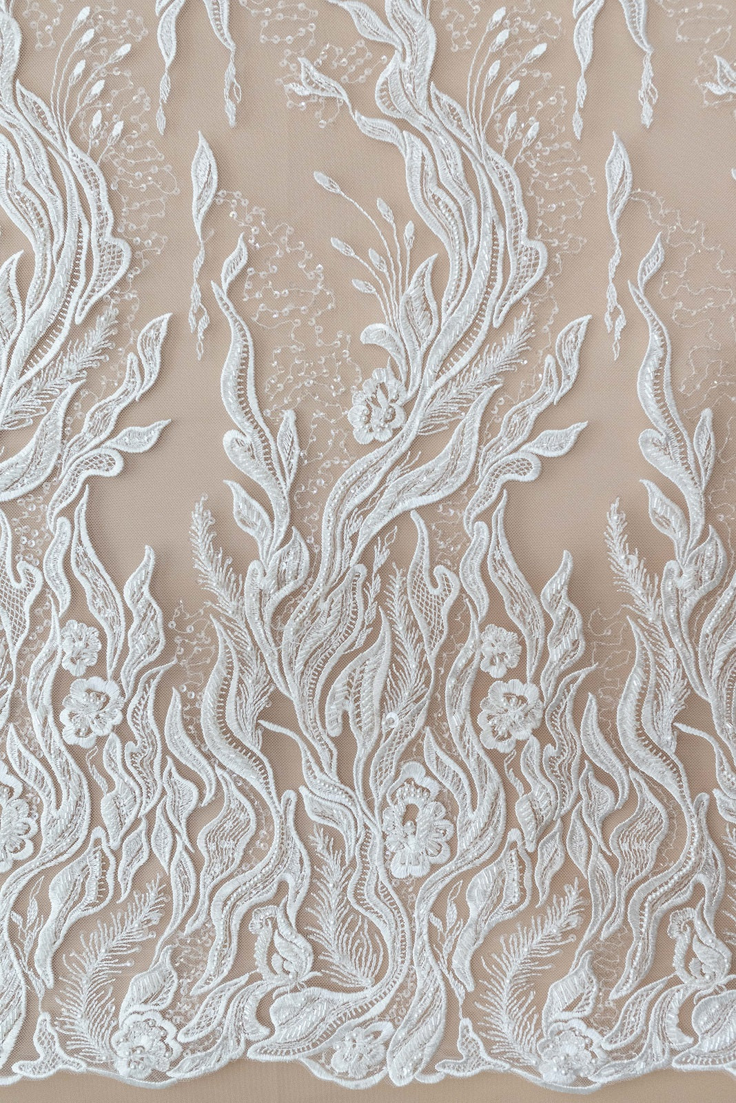 Dantela Couture Ivory lineáris virágmintával, kristályokkal, gyöngyökkel és flitterekkel