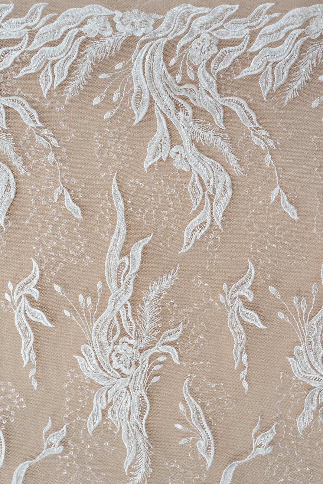 Dantela Couture Ivory lineáris virágmintával, kristályokkal, gyöngyökkel és flitterekkel