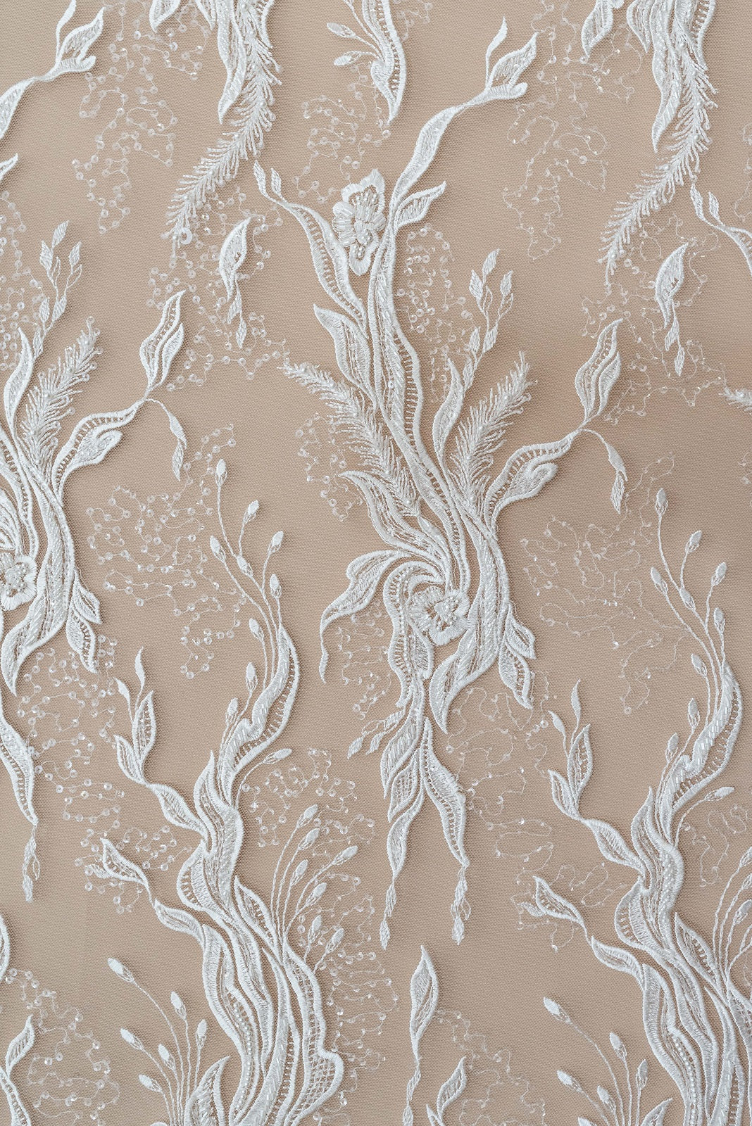 Dantela Couture Ivory lineáris virágmintával, kristályokkal, gyöngyökkel és flitterekkel