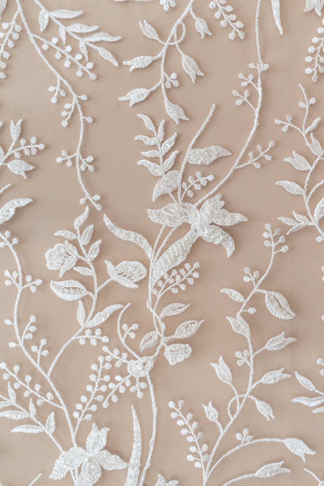 Dantela cu Model Floral, cu Cristale, Perle Sidefate si Paiete