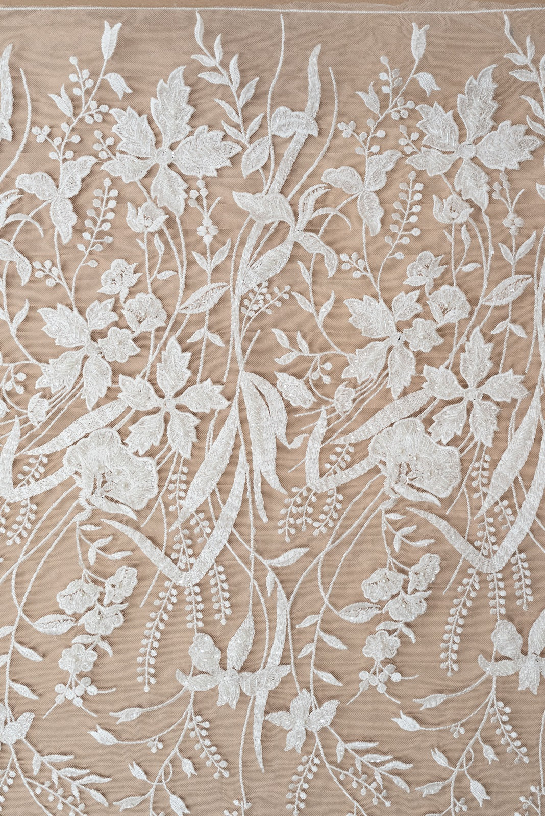Dantela cu Model Floral, cu Cristale, Perle Sidefate si Paiete
