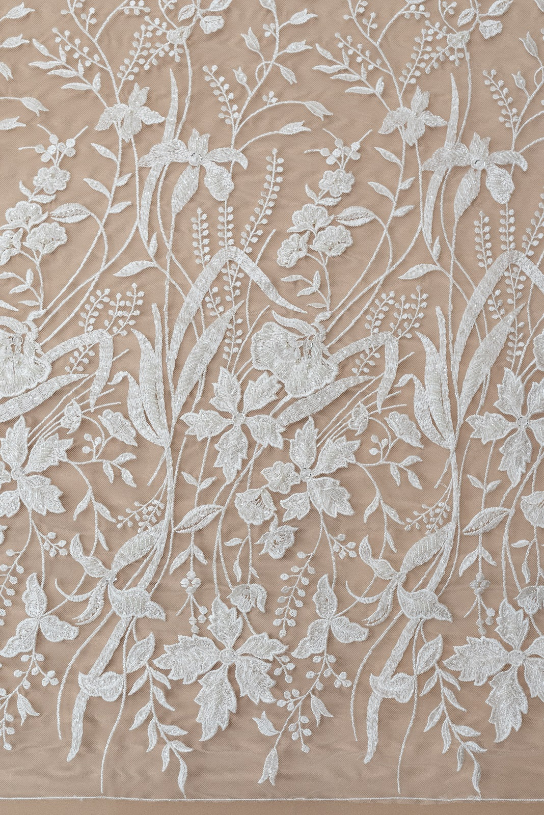 Dantela cu Model Floral, cu Cristale, Perle Sidefate si Paiete