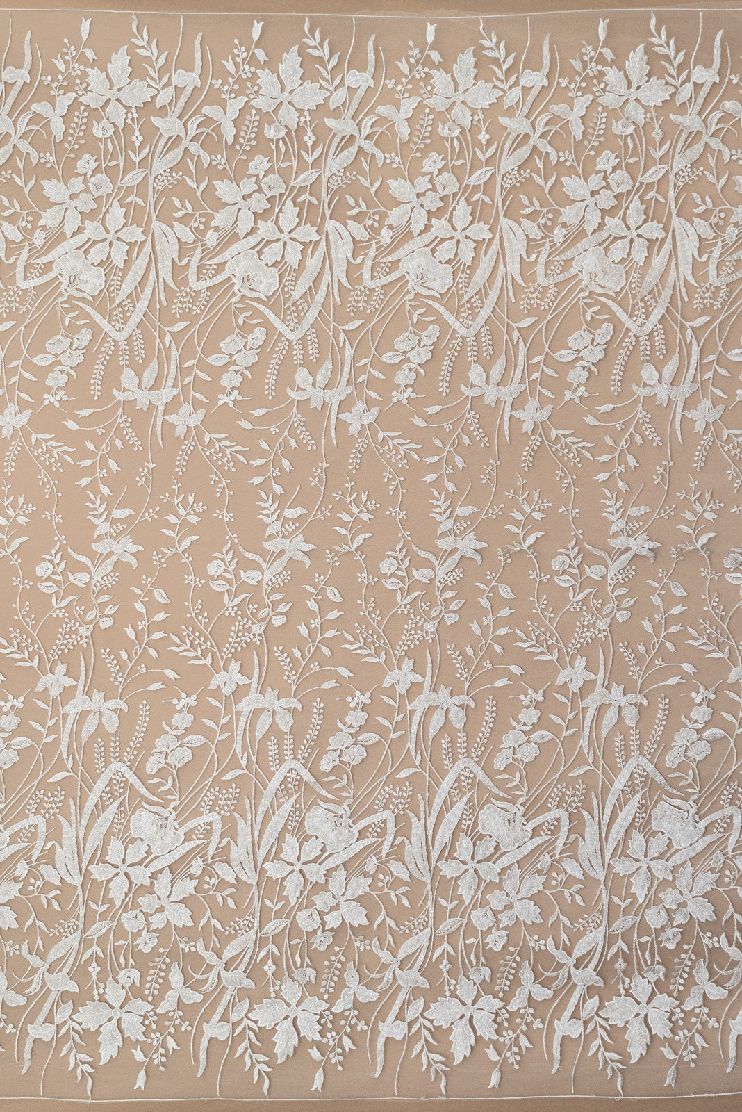 Dantela cu Model Floral, cu Cristale, Perle Sidefate si Paiete
