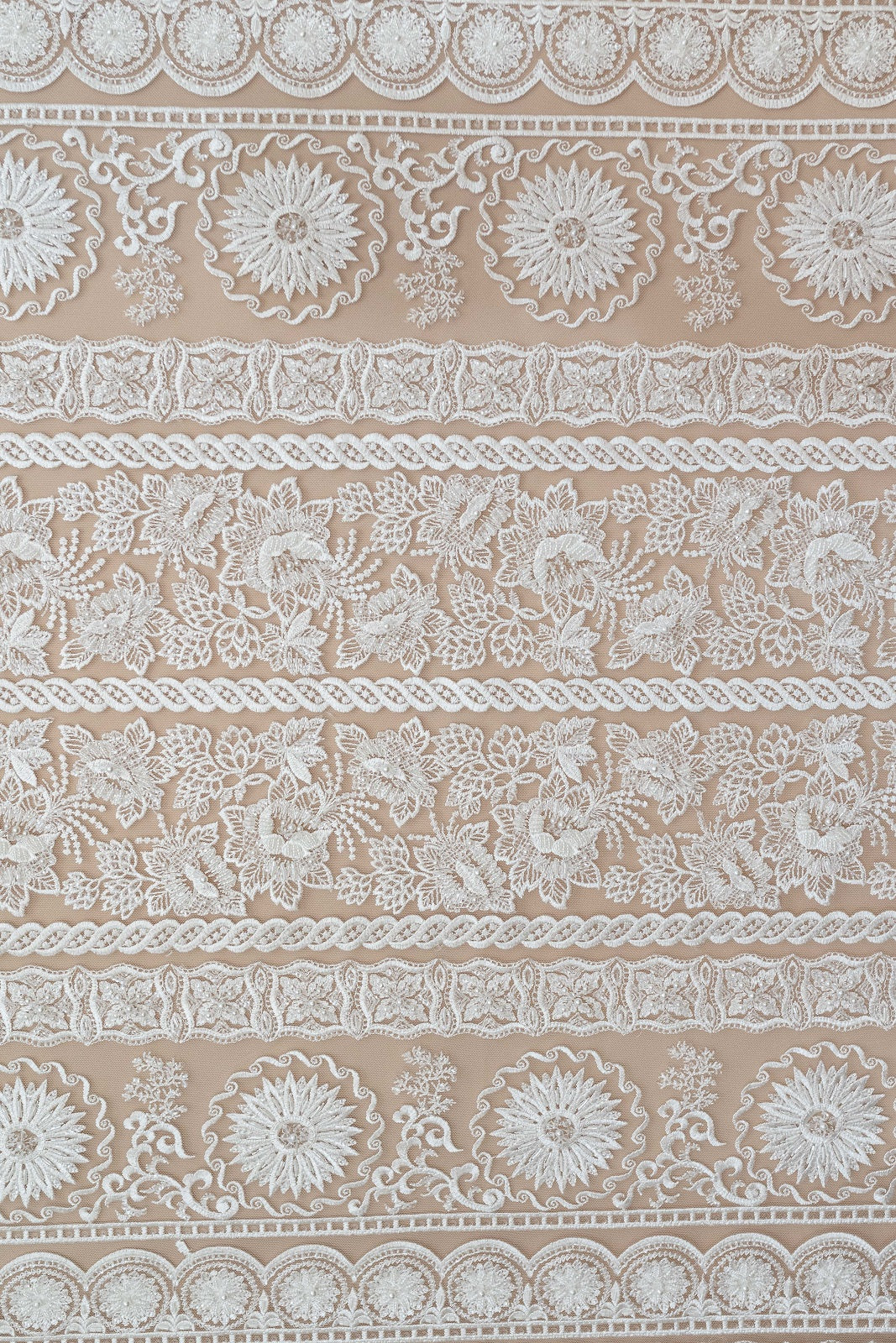 Dantela cu Model Floral, cu Cristale, Perle Sidefate si Paiete