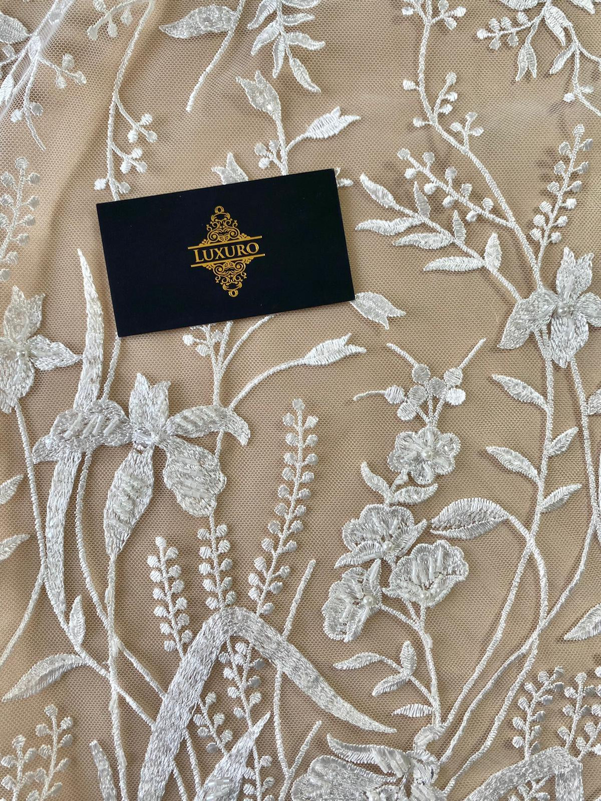 Dantela cu Model Floral, cu Cristale, Perle Sidefate si Paiete