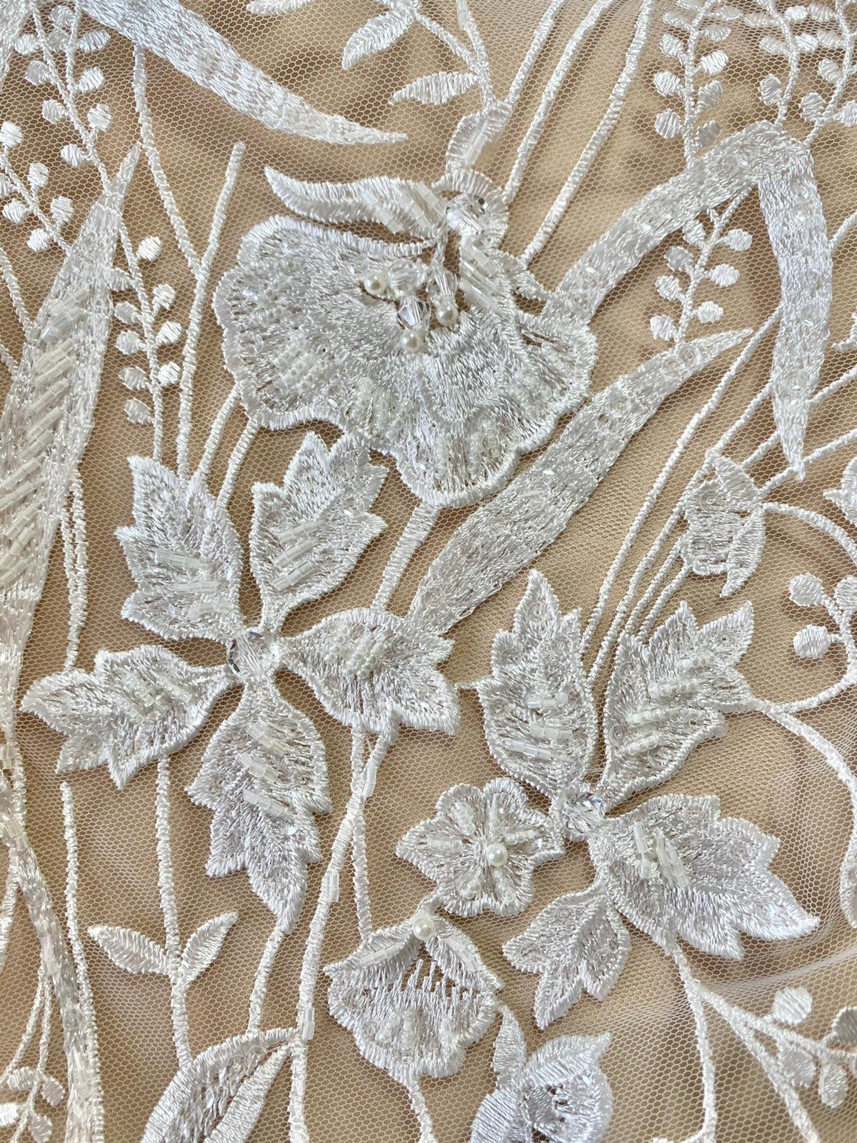 Dantela cu Model Floral, cu Cristale, Perle Sidefate si Paiete