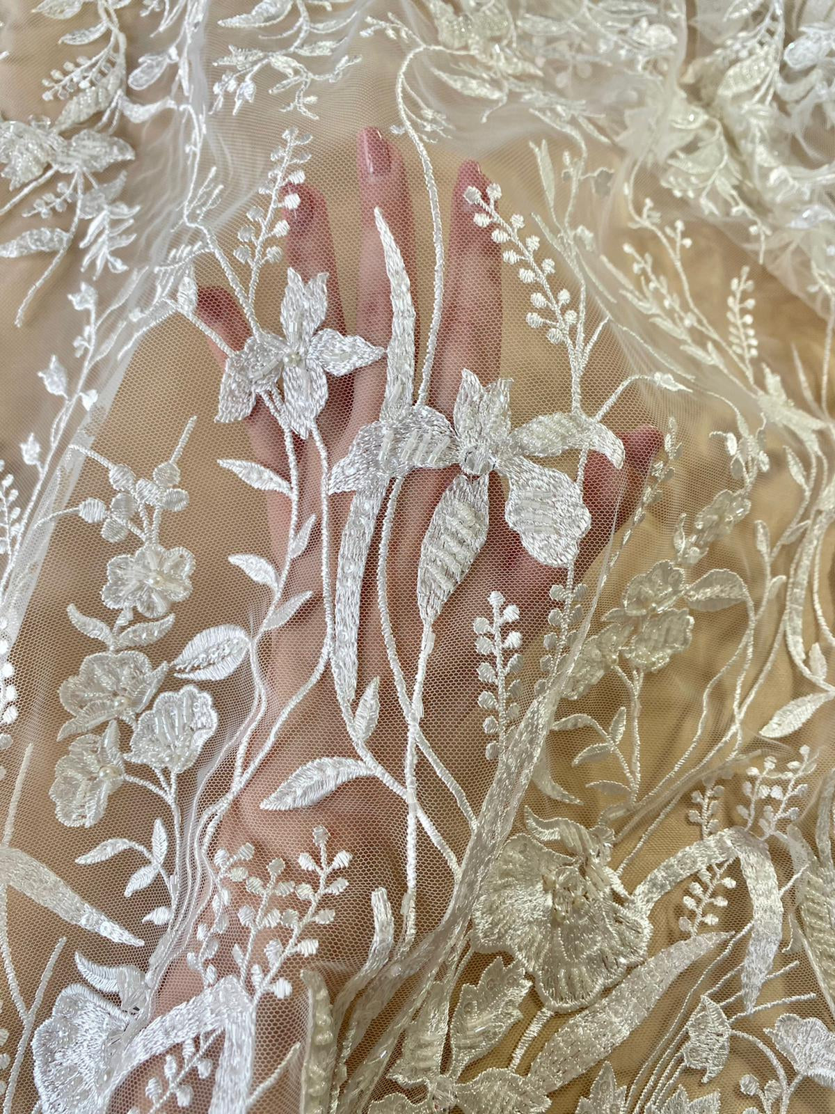Dantela cu Model Floral, cu Cristale, Perle Sidefate si Paiete