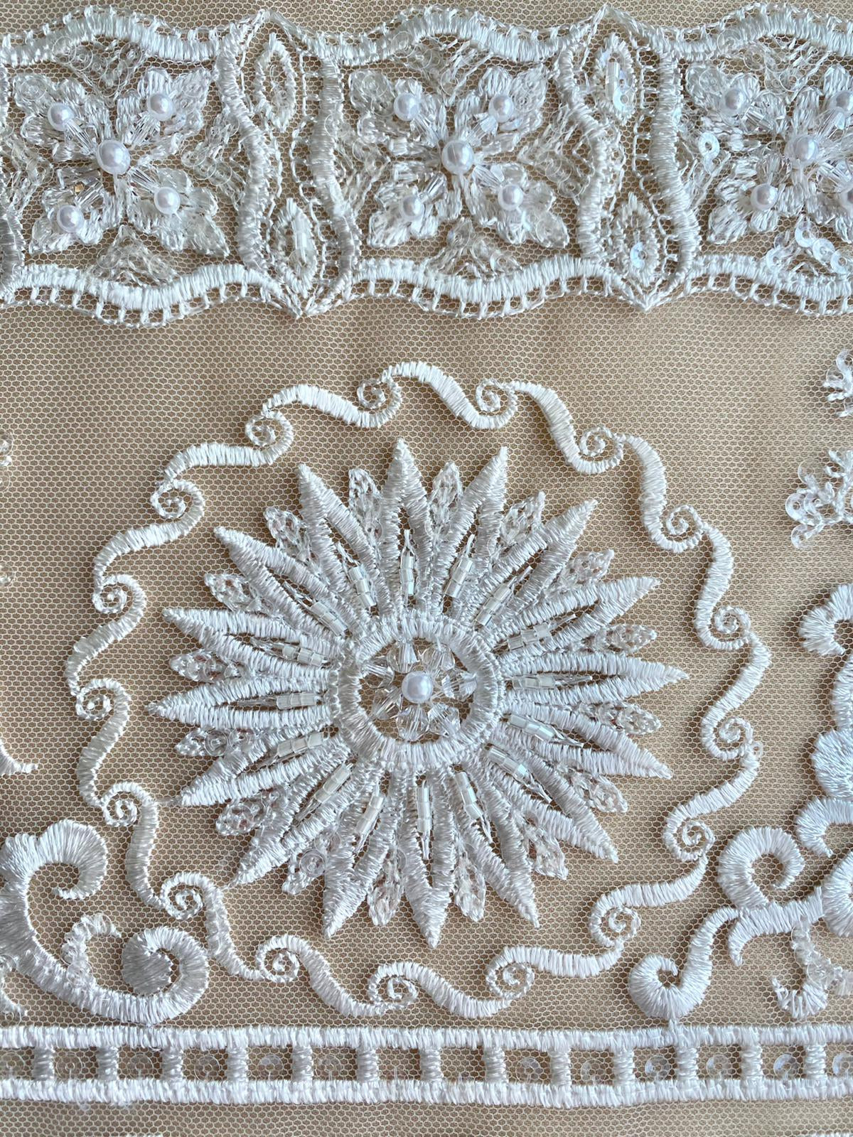 Dantela cu Model Floral, cu Cristale, Perle Sidefate si Paiete