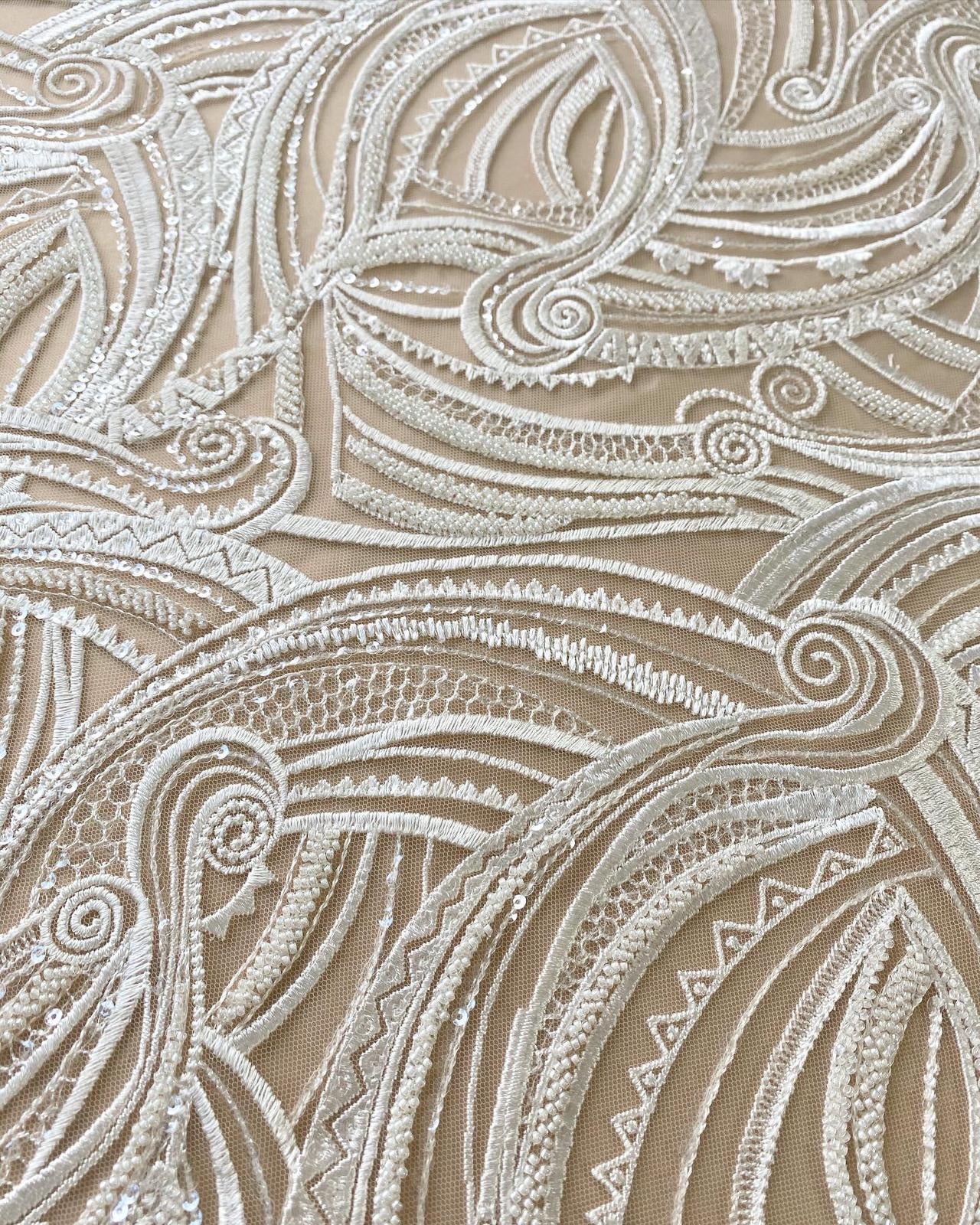 Dantela cu Model Geometric, cu Perle Sidefate si Paiete