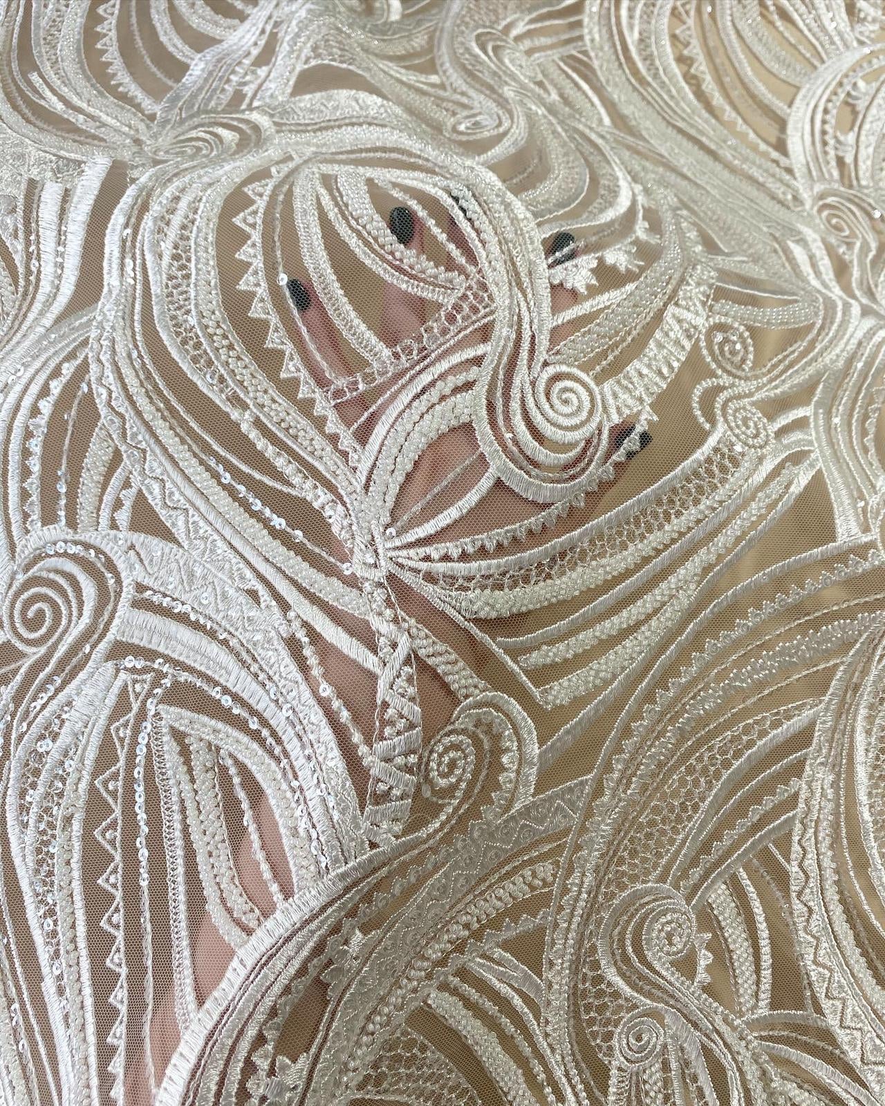 Dantela cu Model Geometric, cu Perle Sidefate si Paiete