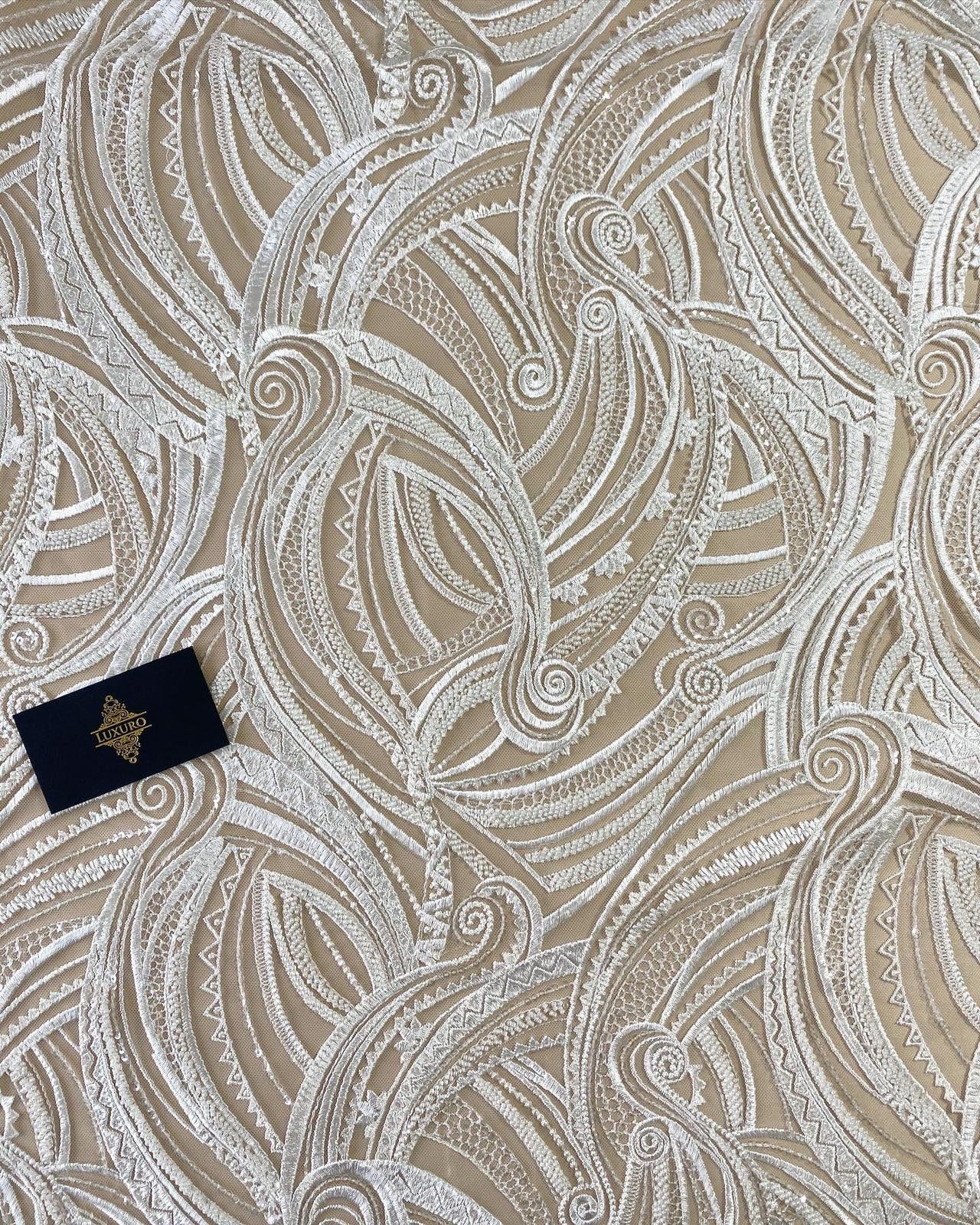 Dantela cu Model Geometric, cu Perle Sidefate si Paiete