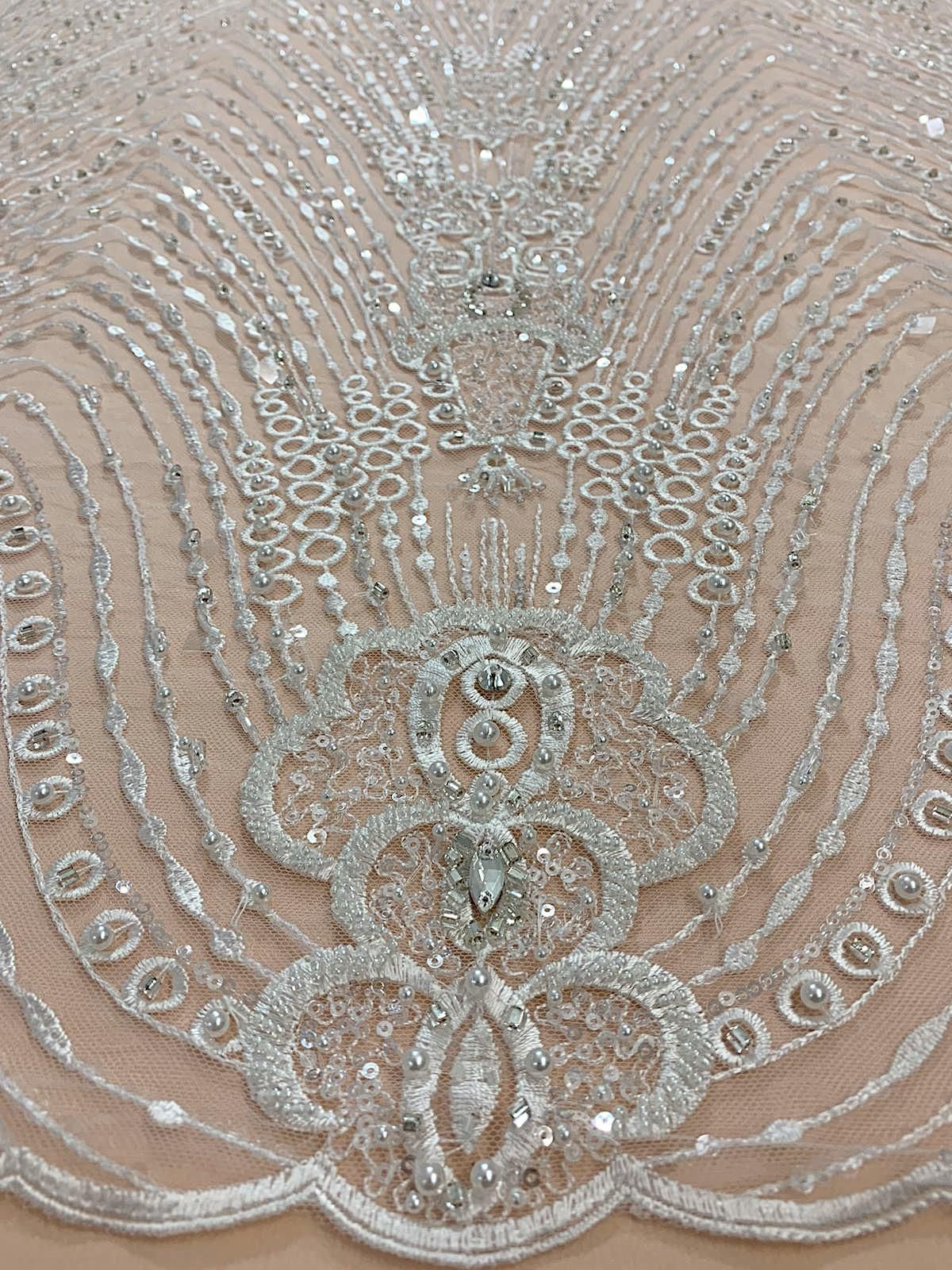 Dantela cu Model Liniar, cu Cristale, Perle Sidefate si Paiete