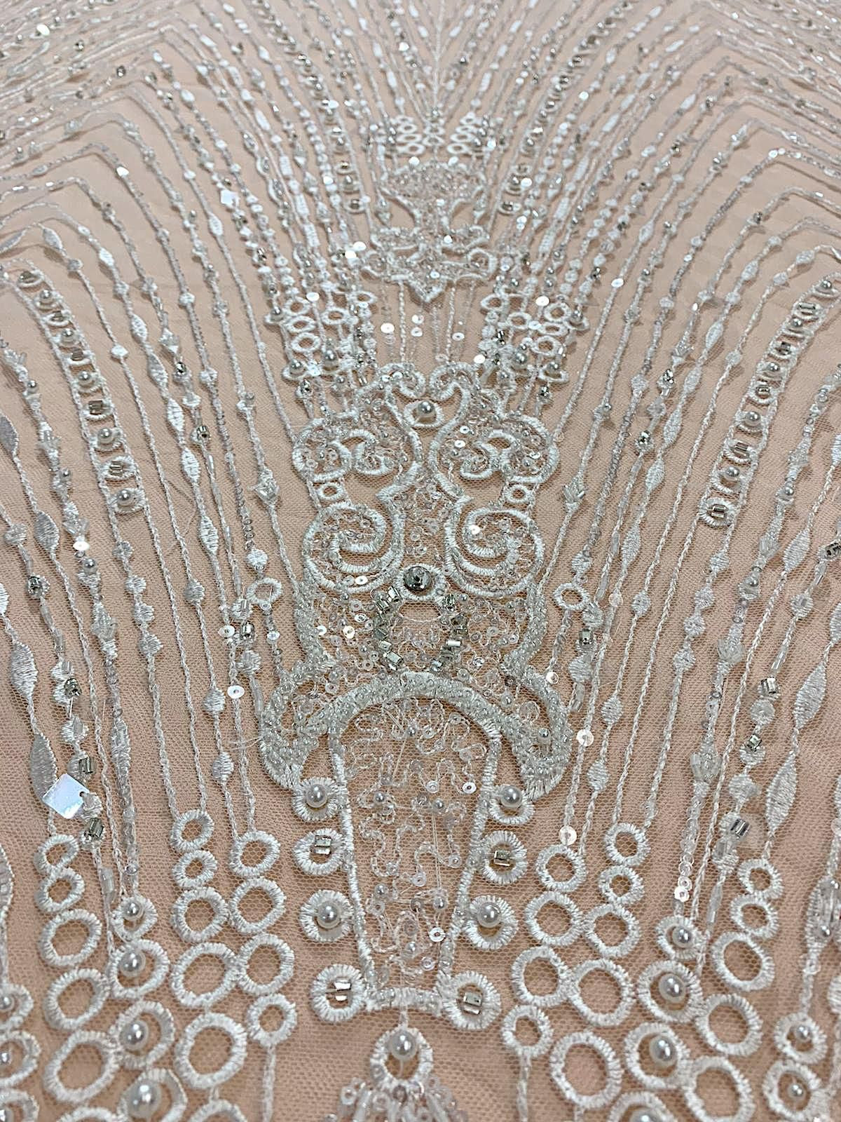 Dantela cu Model Liniar, cu Cristale, Perle Sidefate si Paiete