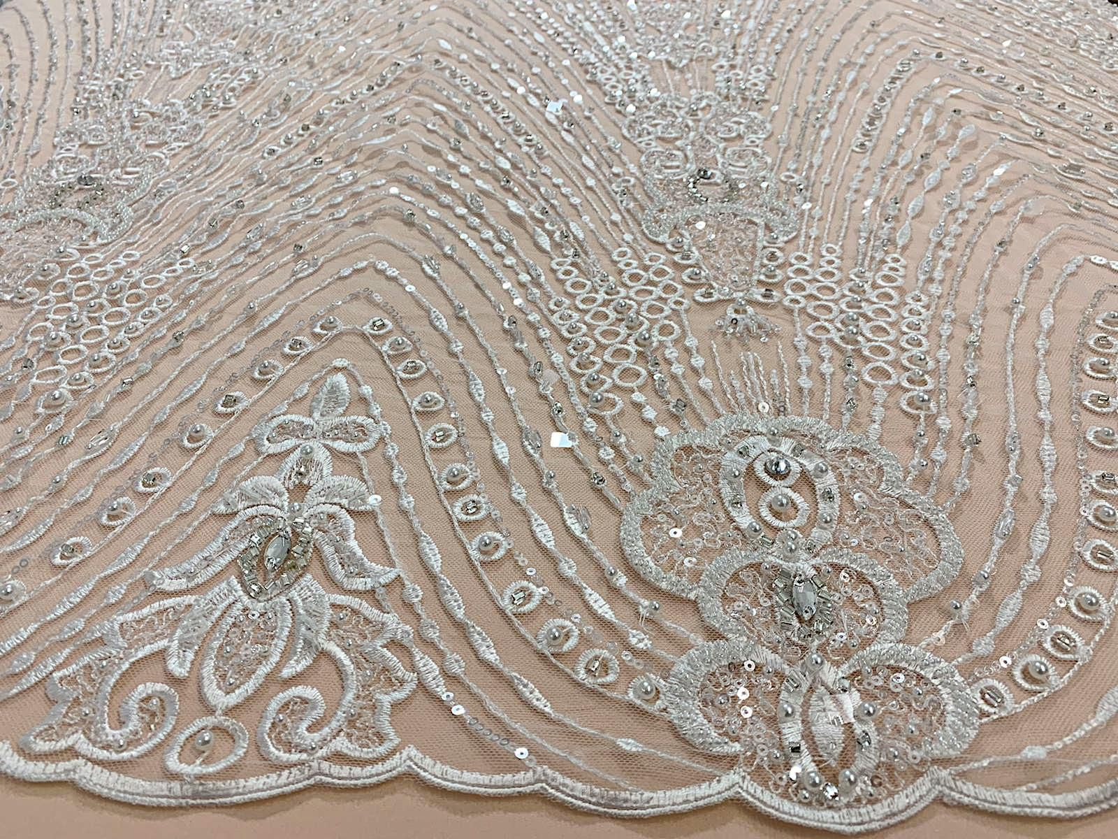Dantela cu Model Liniar, cu Cristale, Perle Sidefate si Paiete