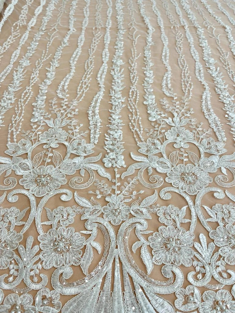 Dantela cu Model Liniar cu Flori, cu Perle Sidefate si Paiete