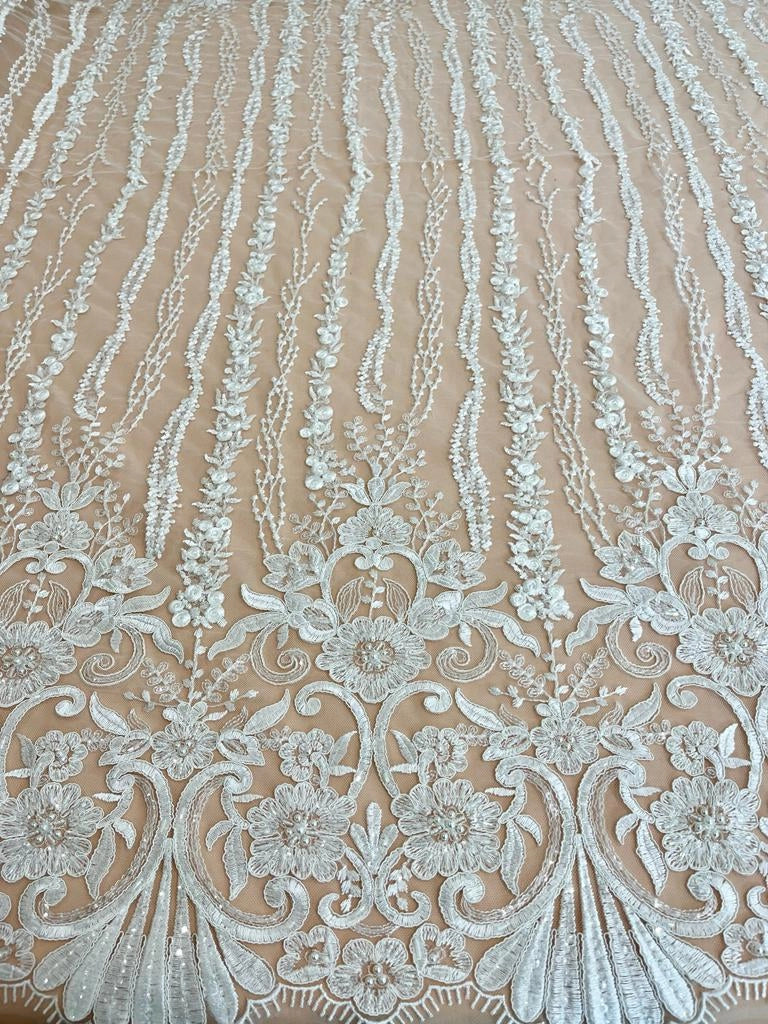 Dantela cu Model Liniar cu Flori, cu Perle Sidefate si Paiete
