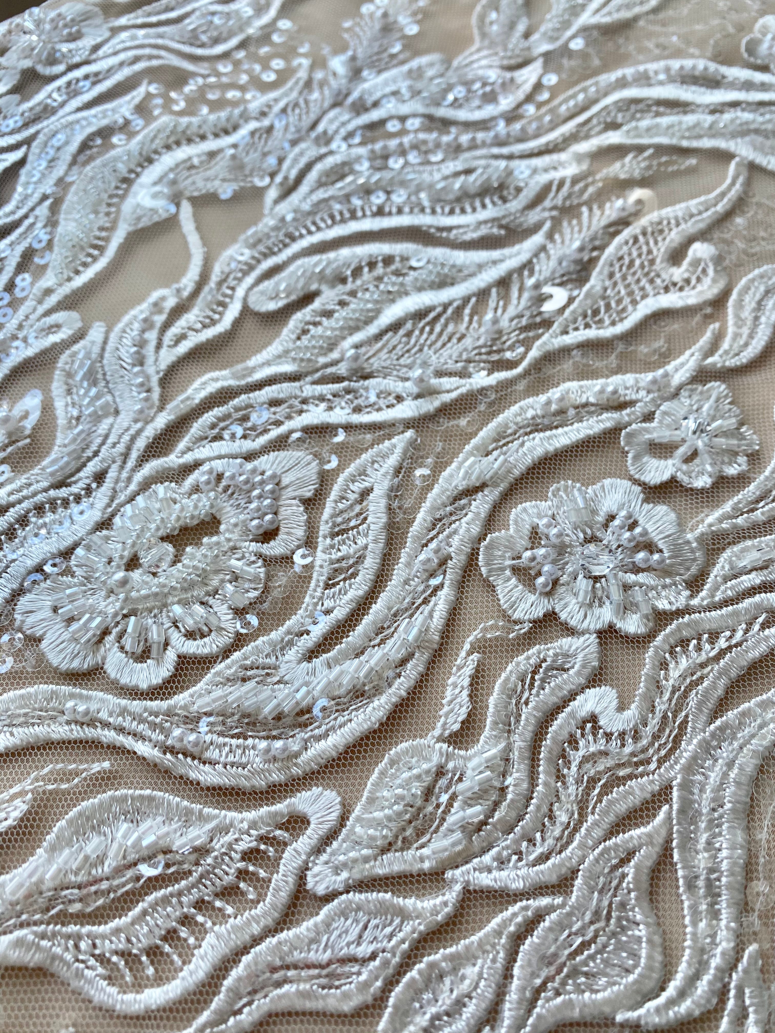 Dantela Couture Ivory lineáris virágmintával, kristályokkal, gyöngyökkel és flitterekkel