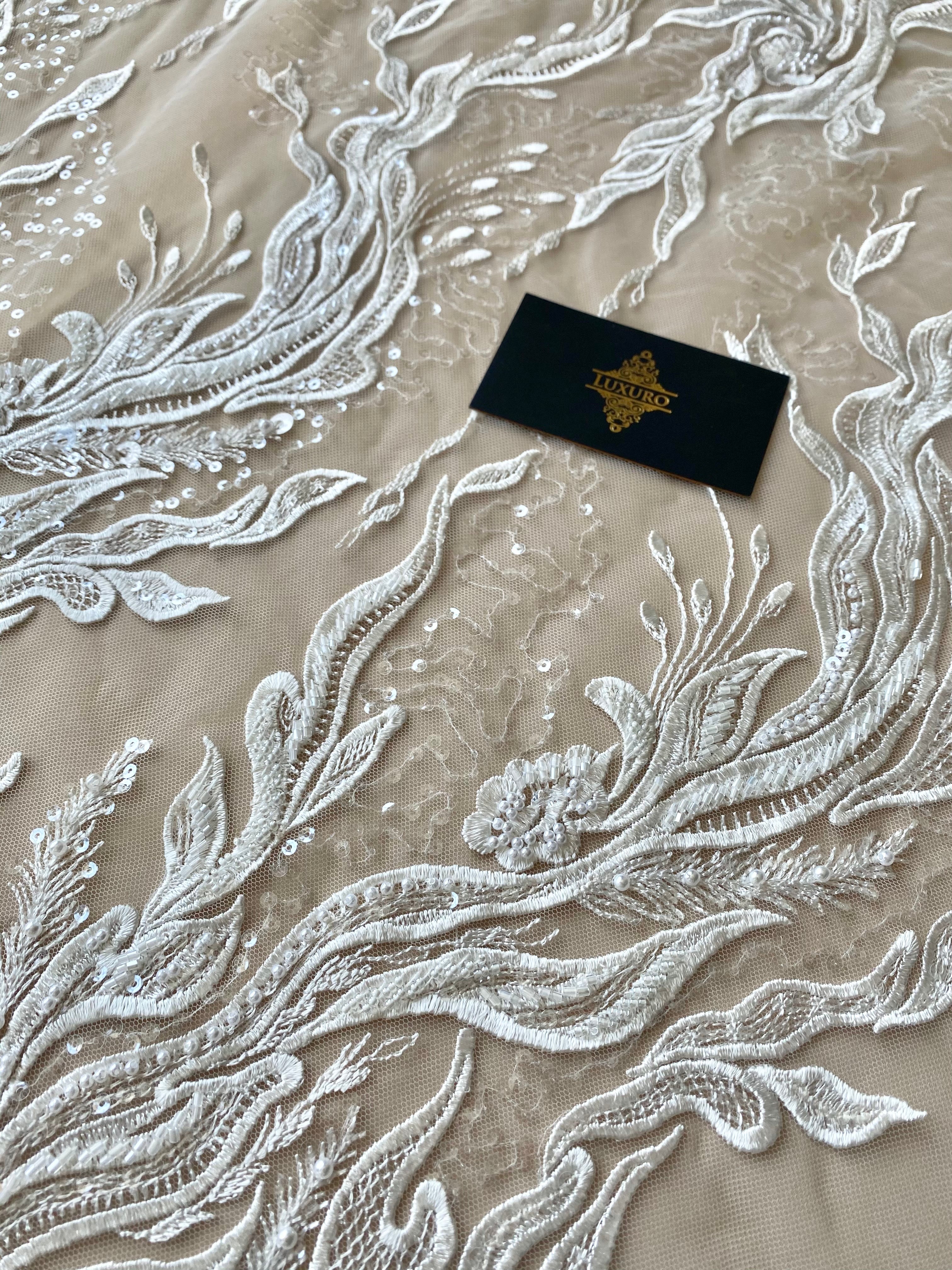 Dantela Couture Ivory lineáris virágmintával, kristályokkal, gyöngyökkel és flitterekkel