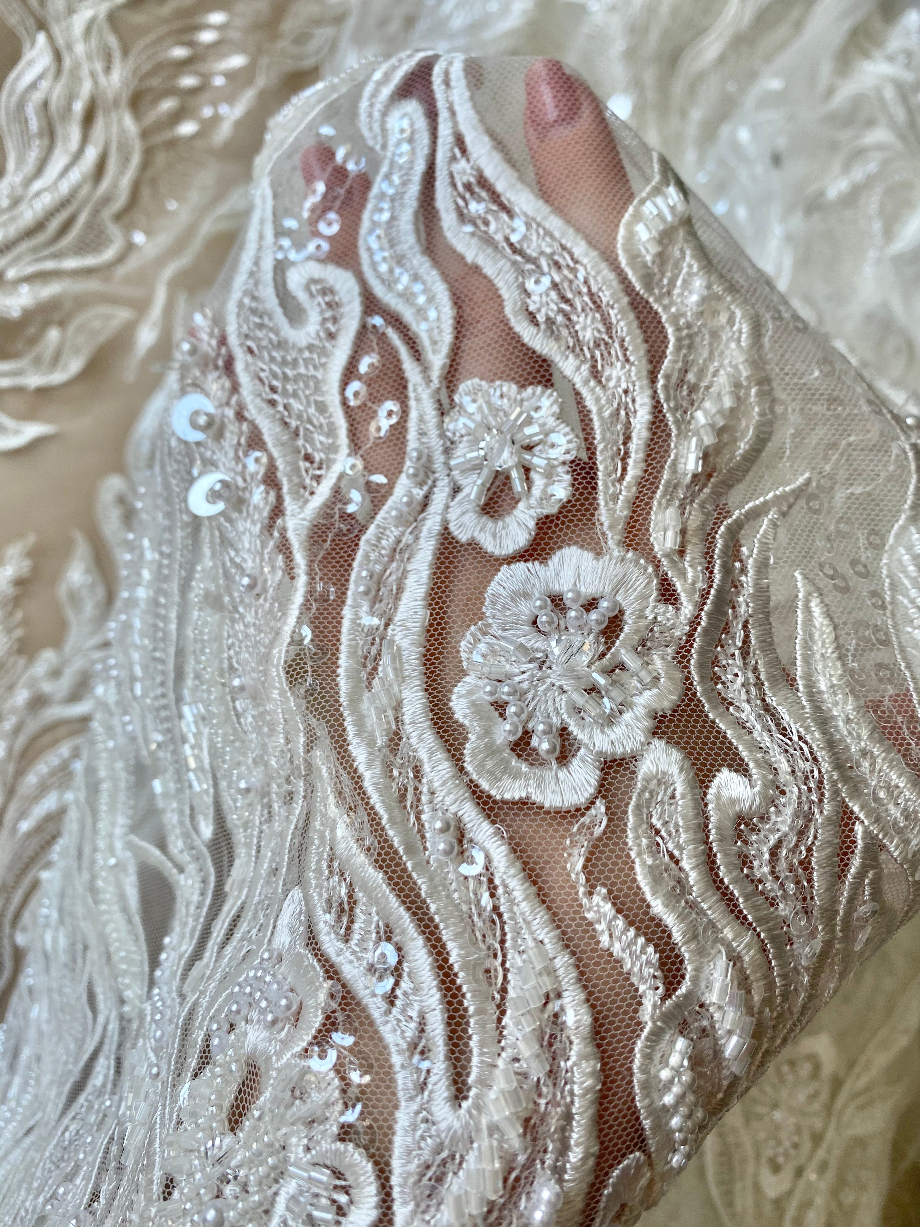 Dantela Couture Ivory lineáris virágmintával, kristályokkal, gyöngyökkel és flitterekkel