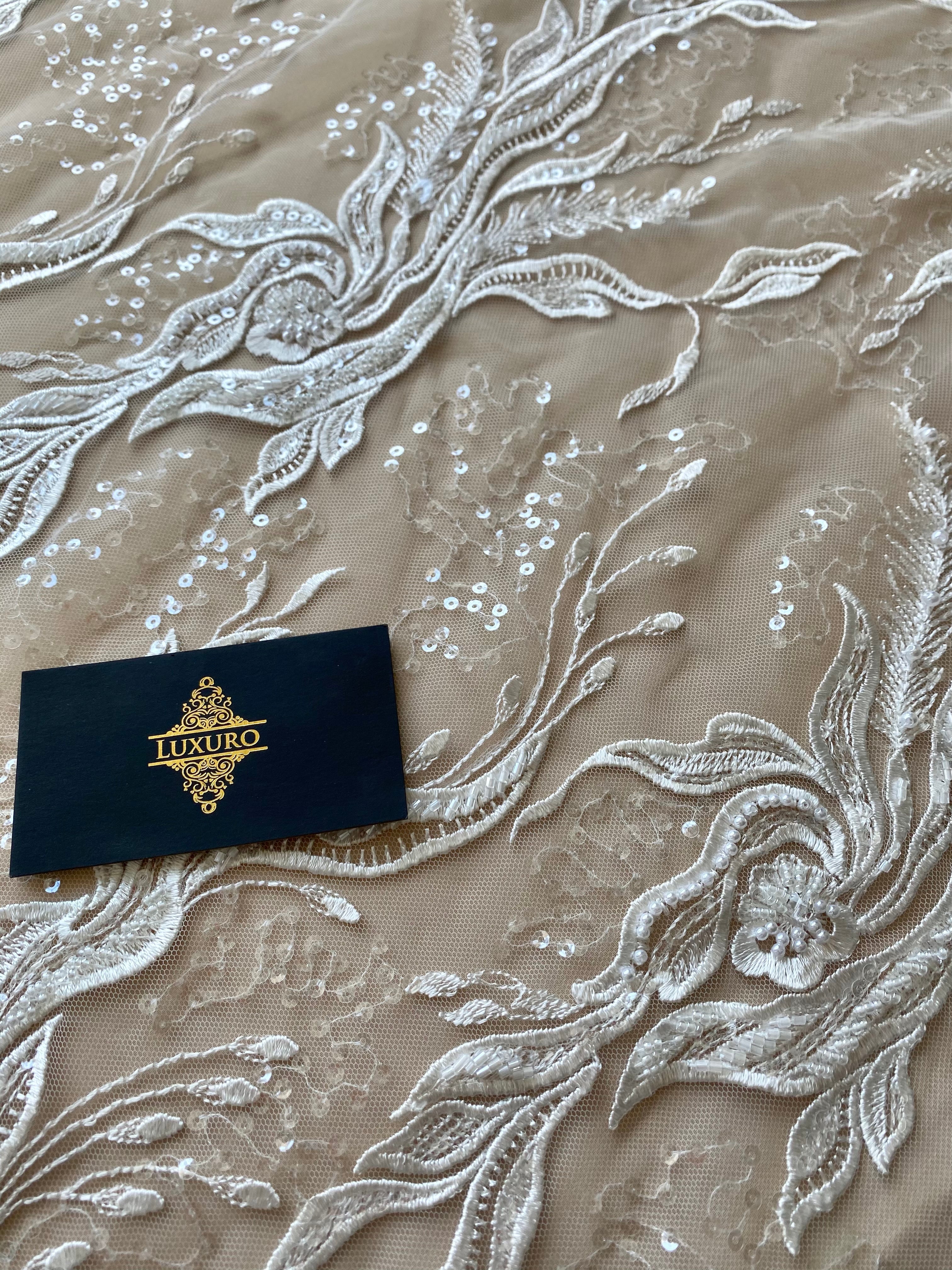 Dantela Couture Ivory lineáris virágmintával, kristályokkal, gyöngyökkel és flitterekkel