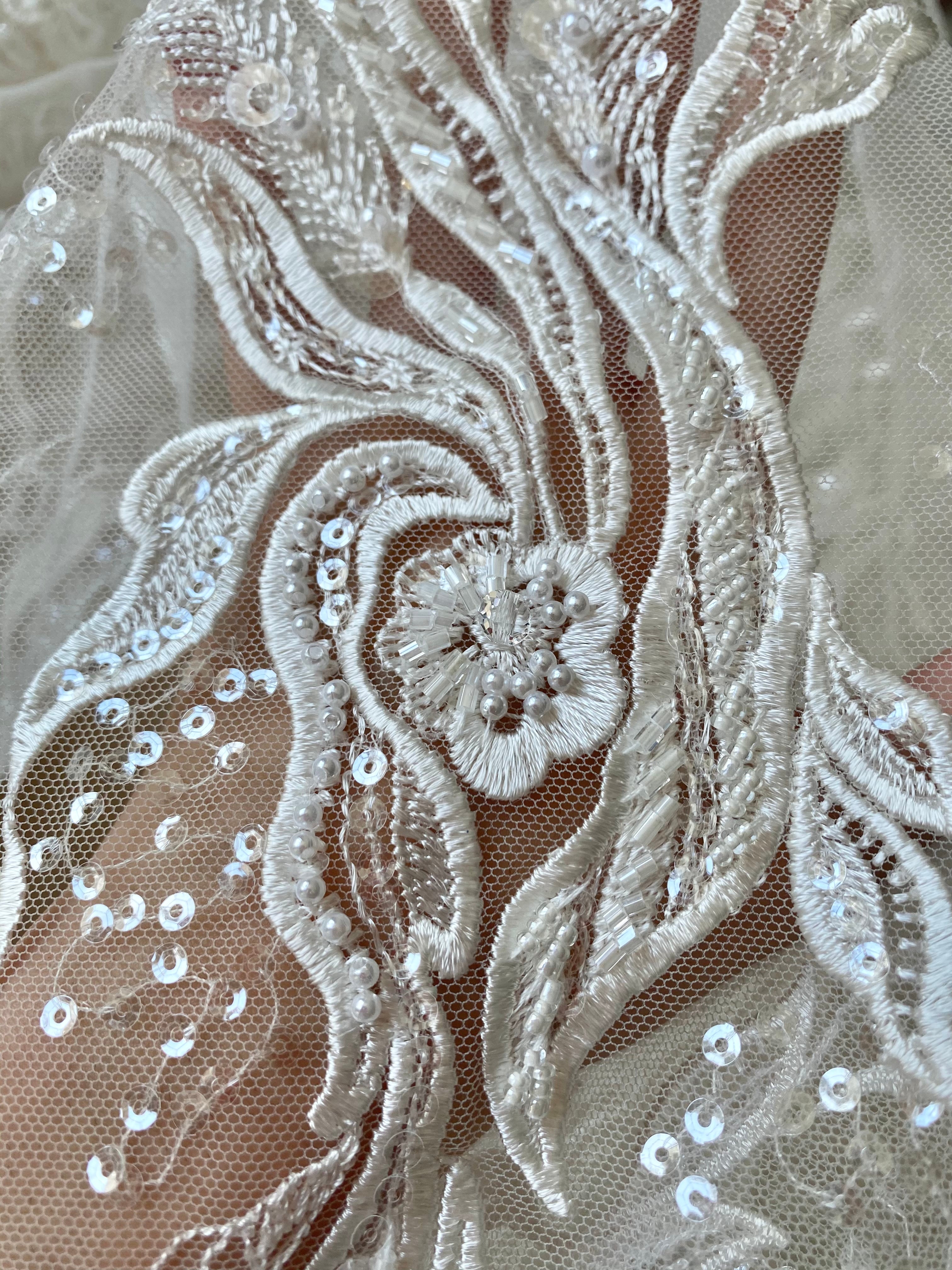 Dantela Couture Ivory lineáris virágmintával, kristályokkal, gyöngyökkel és flitterekkel
