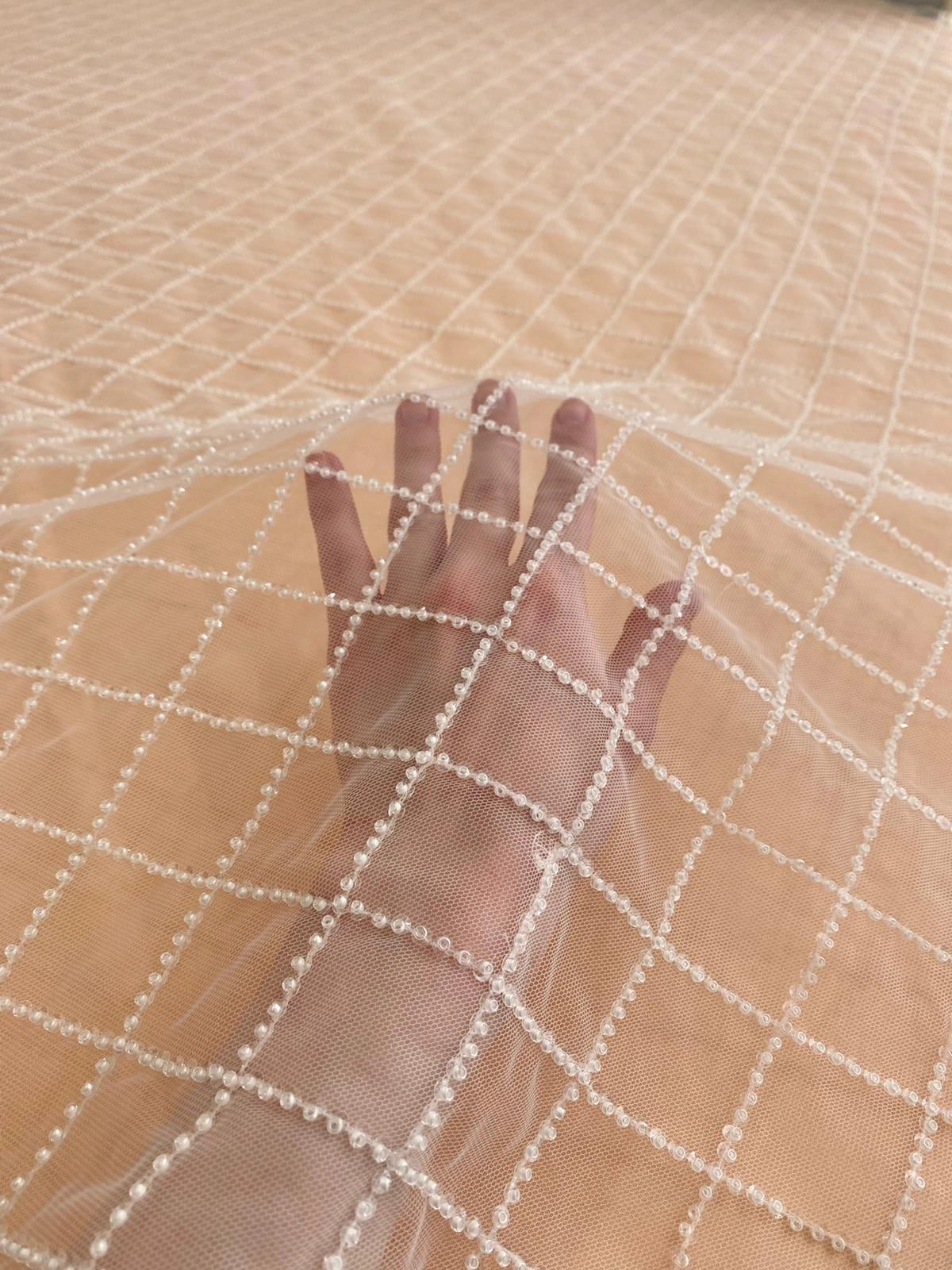 Dantela cu Model Geometric, cu Perle si Paiete